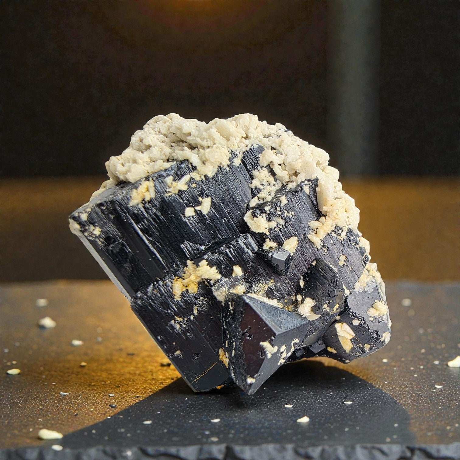 Hyalith auf Turmalin 0,07 kg +/- 4x4x4 cm