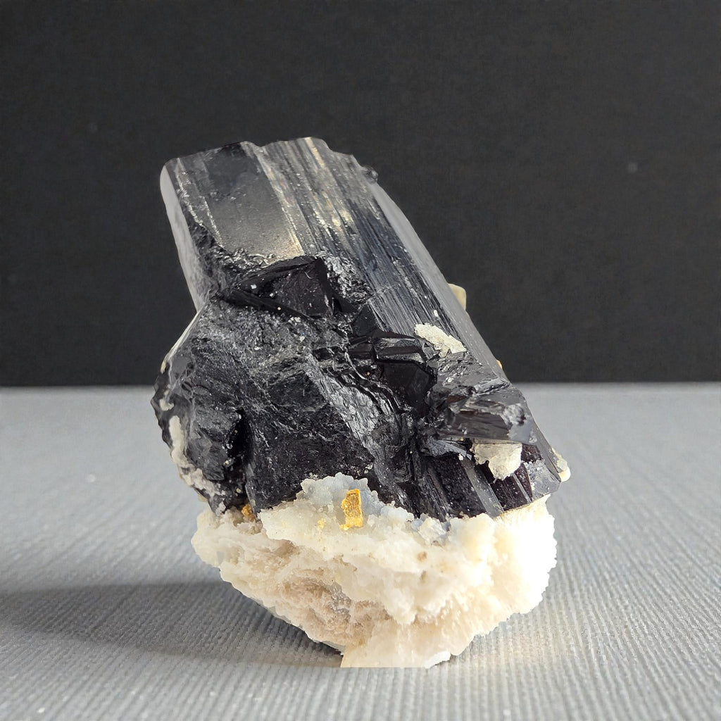 Hyalith auf Turmalin 0,07 kg +/- 3x5x4 cm