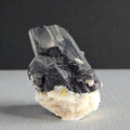 Hyalith auf Turmalin 0,07 kg +/- 3x5x4 cm