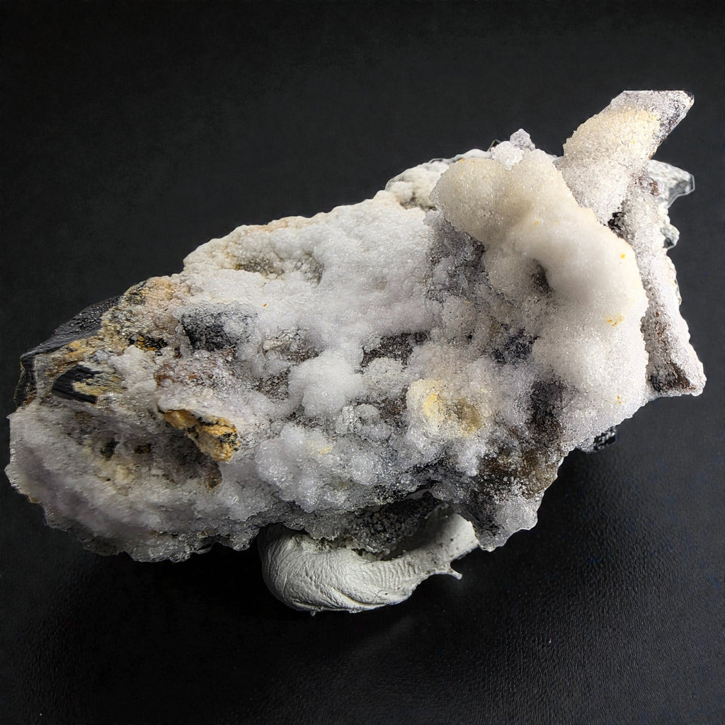 Hyalith mit Turmalin 0,106 kg +/- 8x4x3 cm