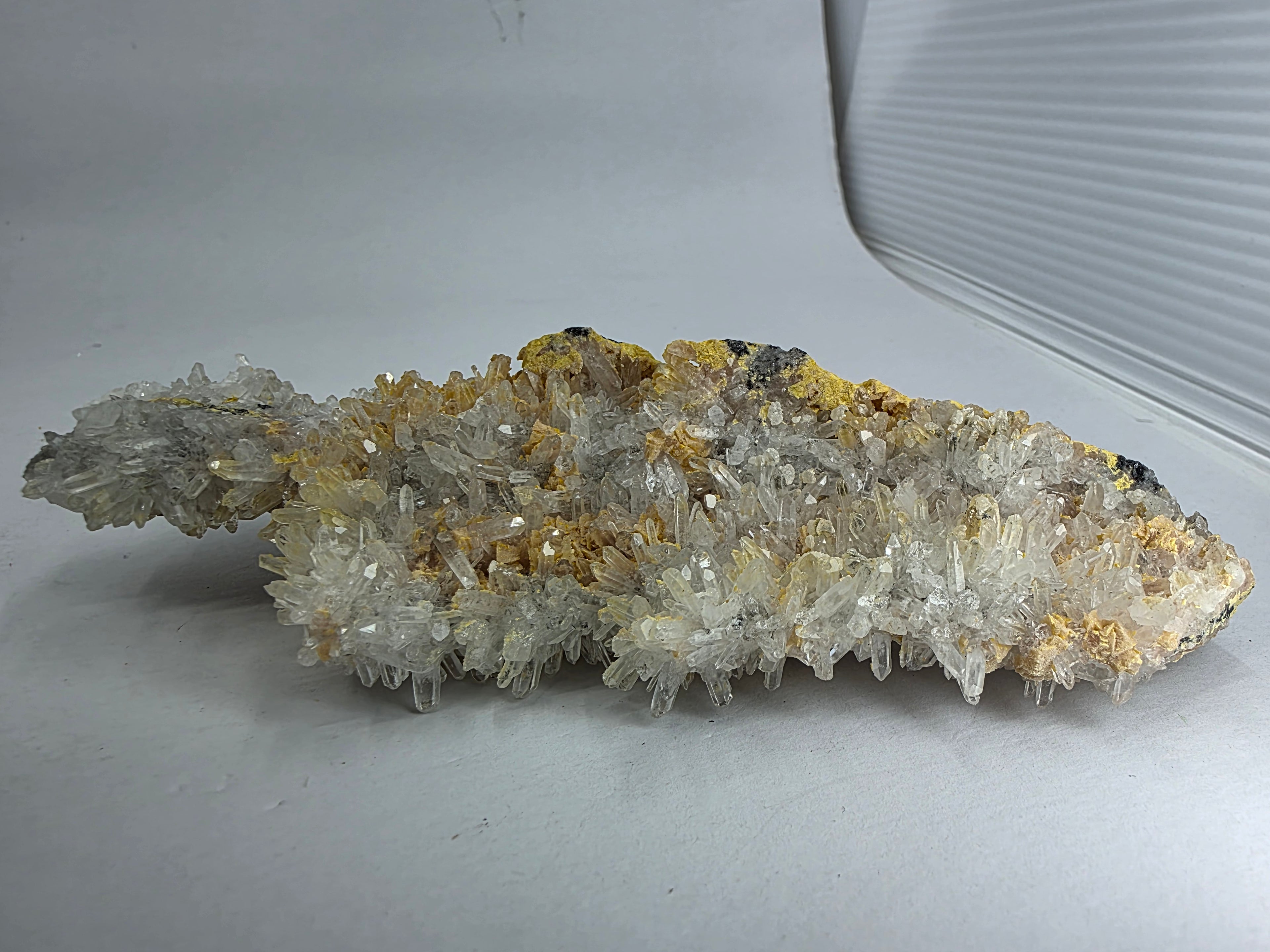 Quarz auf Ankerit 0,172 kg +/- 15x5x2 cm