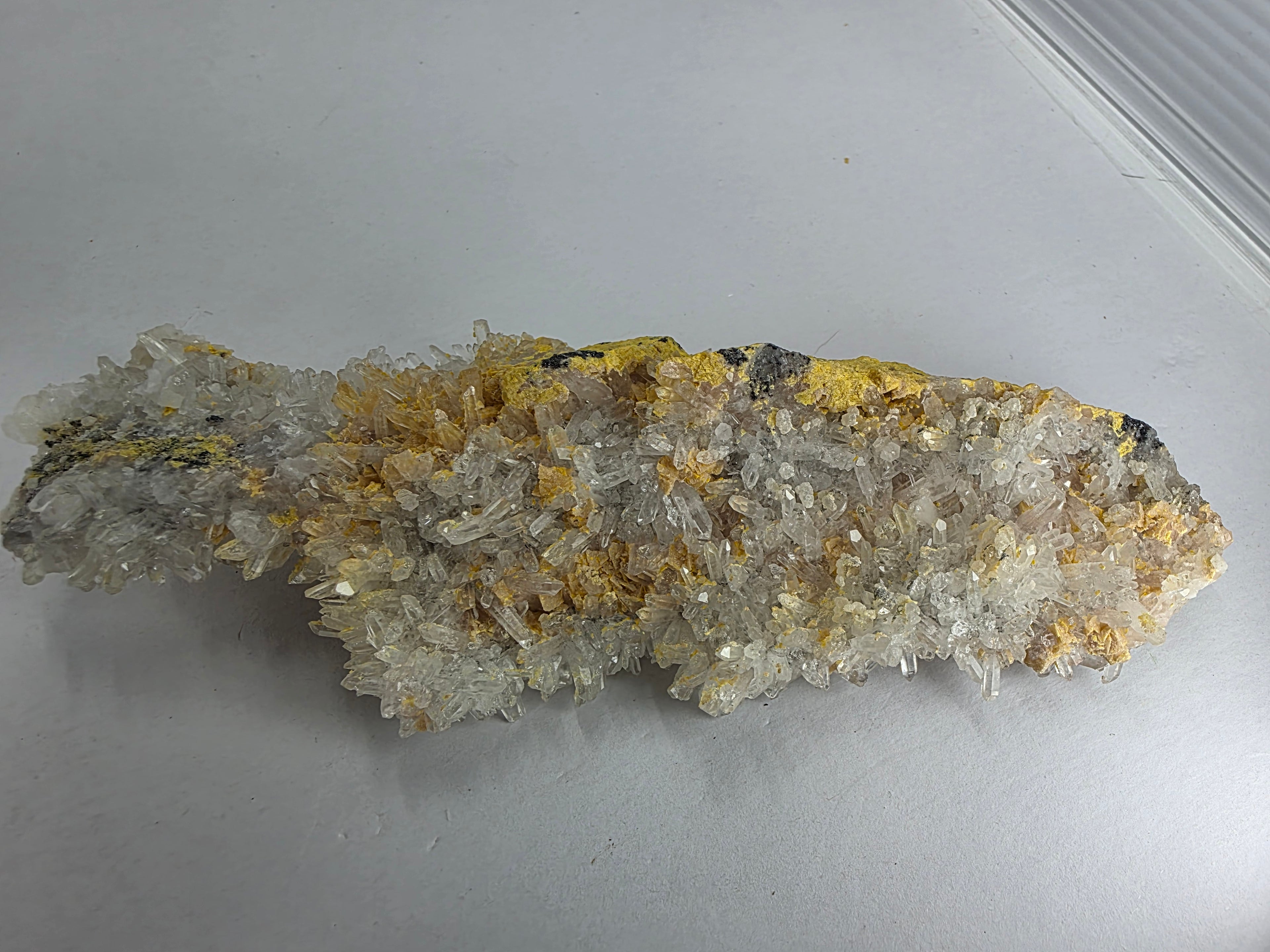 Quarz auf Ankerit 0,172 kg +/- 15x5x2 cm