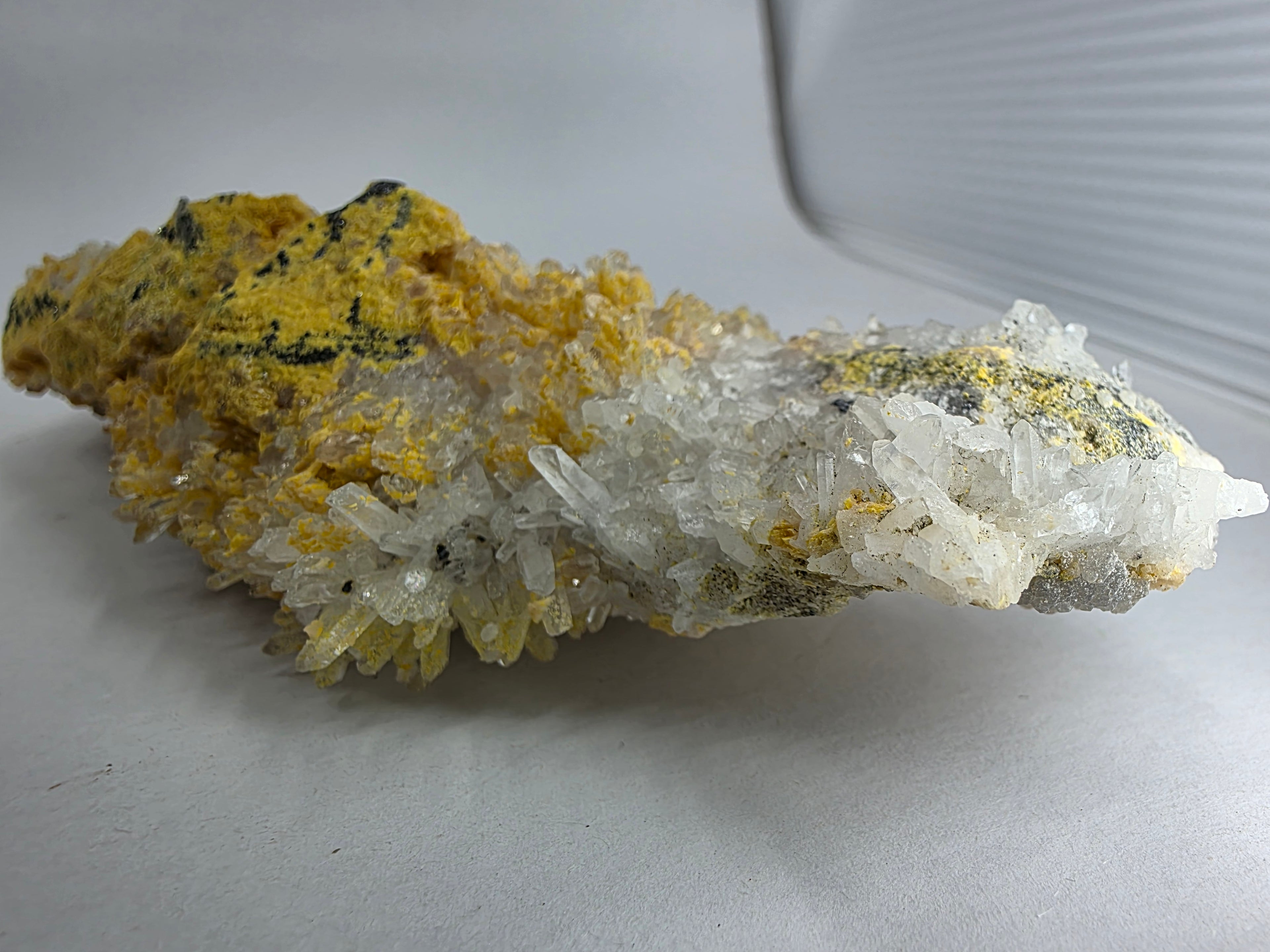 Quarz auf Ankerit 0,172 kg +/- 15x5x2 cm