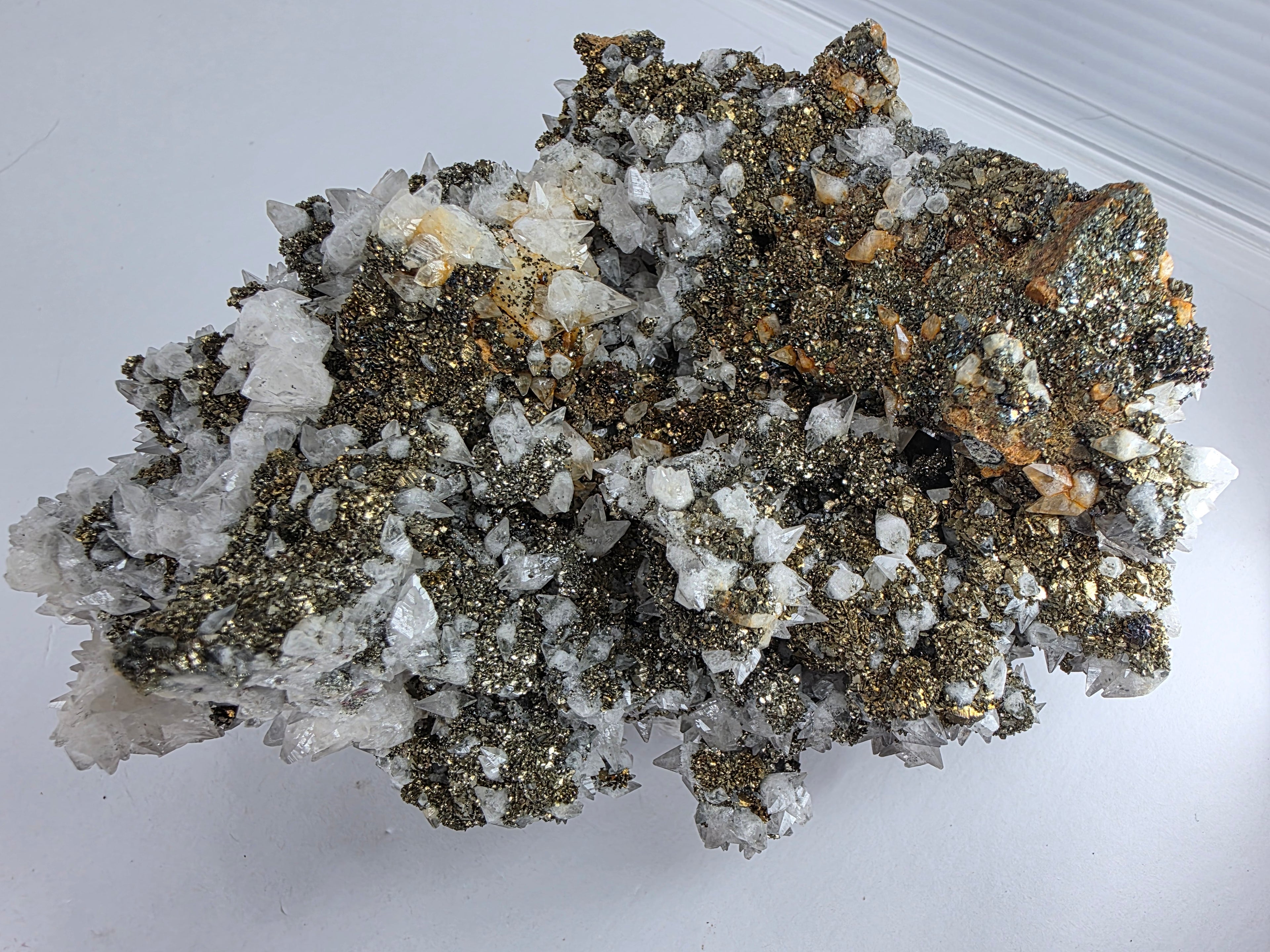 Pyrit mit Calcit 0,732 kg +/- 13x10x5 cm