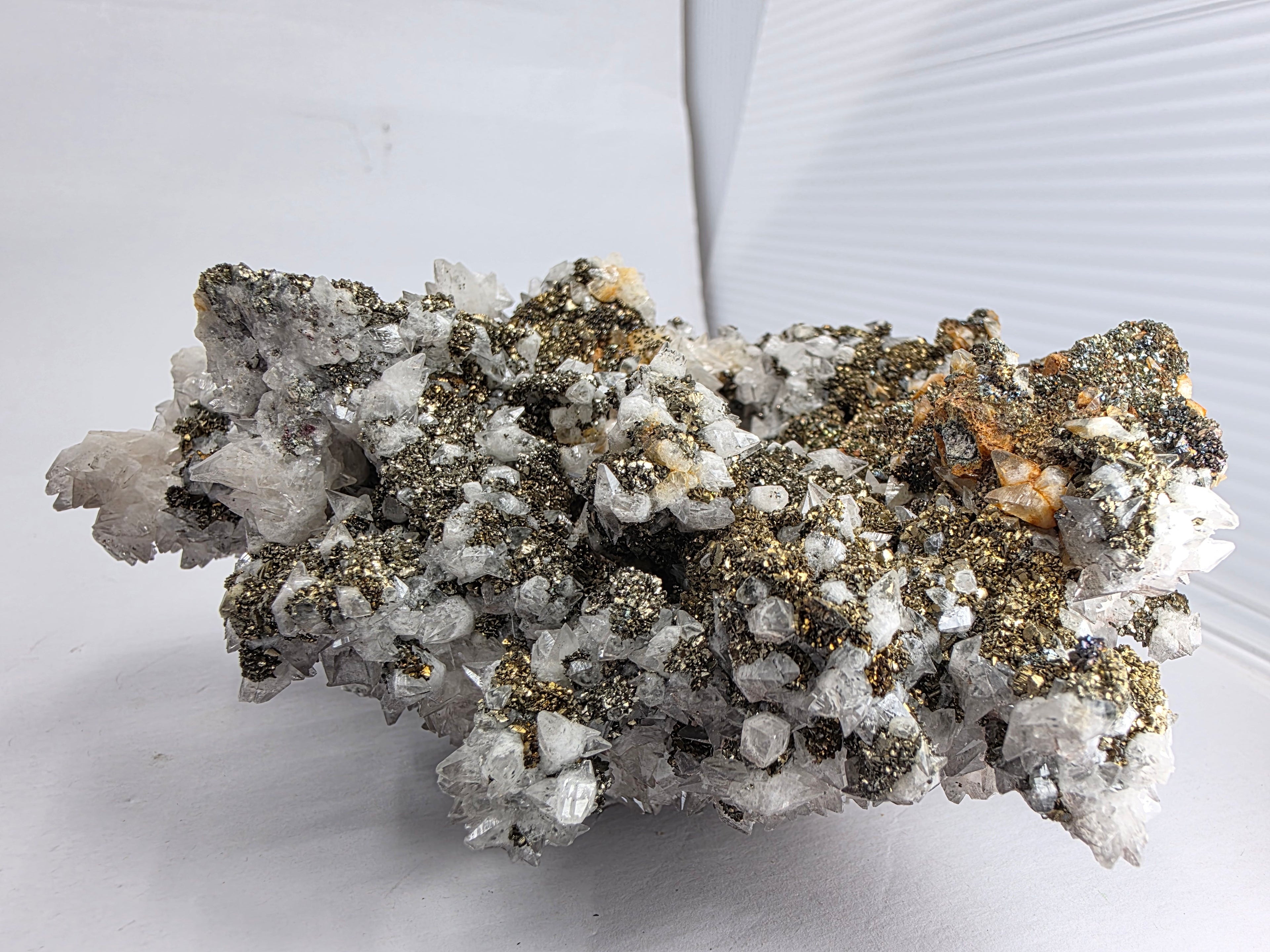 Pyrit mit Calcit 0,732 kg +/- 13x10x5 cm