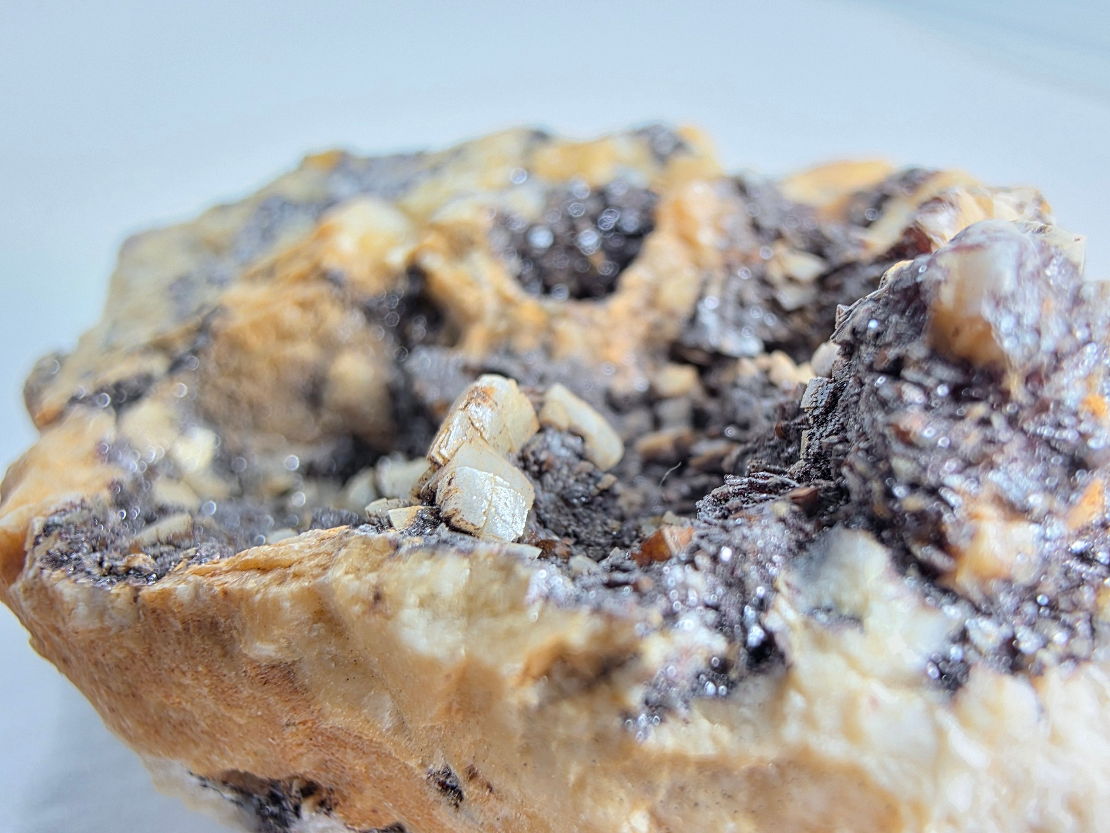 Dolomit mit Eisenglanz 0,093 kg +/- 6x4x2 cm