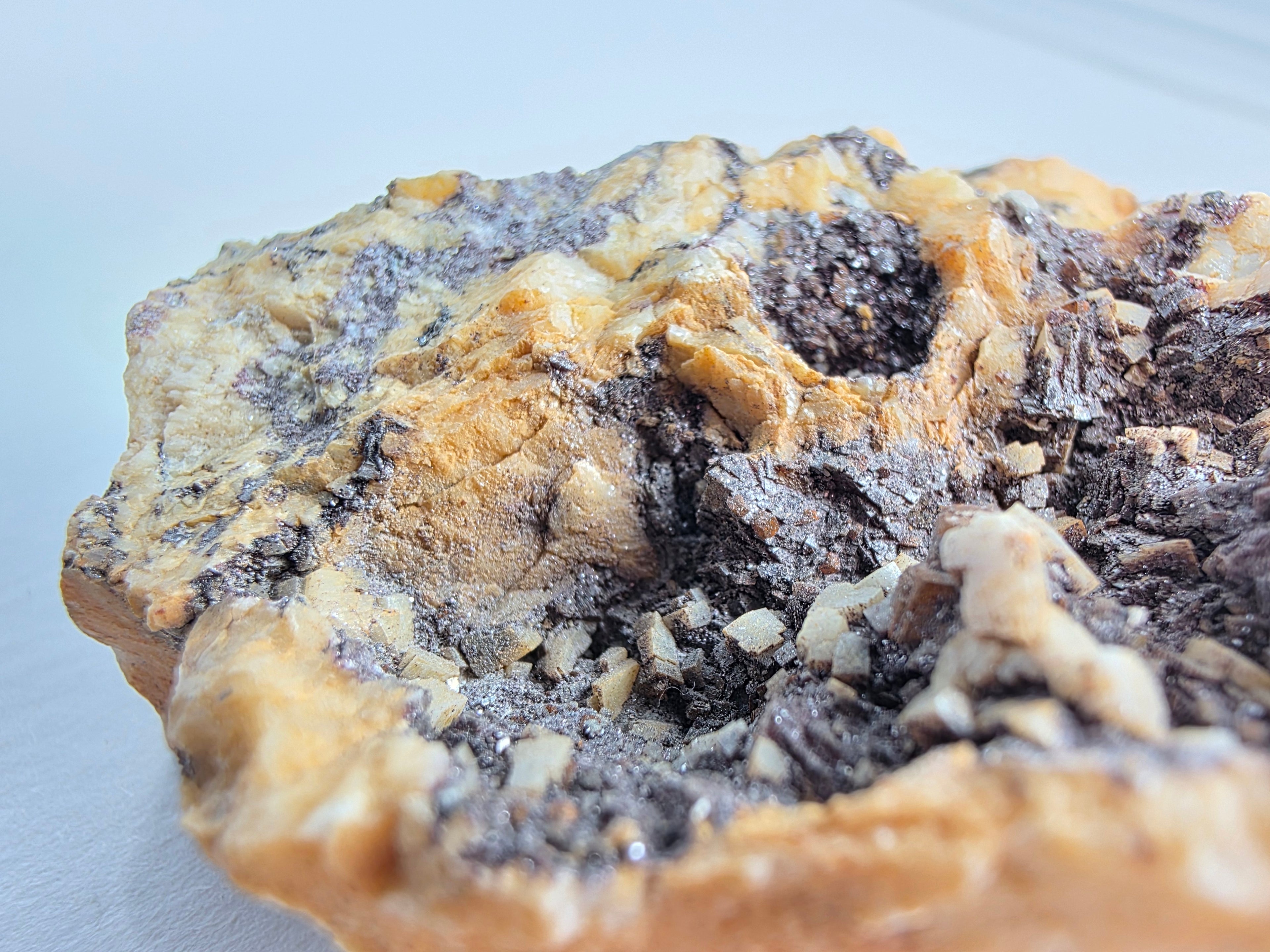 Dolomit mit Eisenglanz 0,093 kg +/- 6x4x2 cm