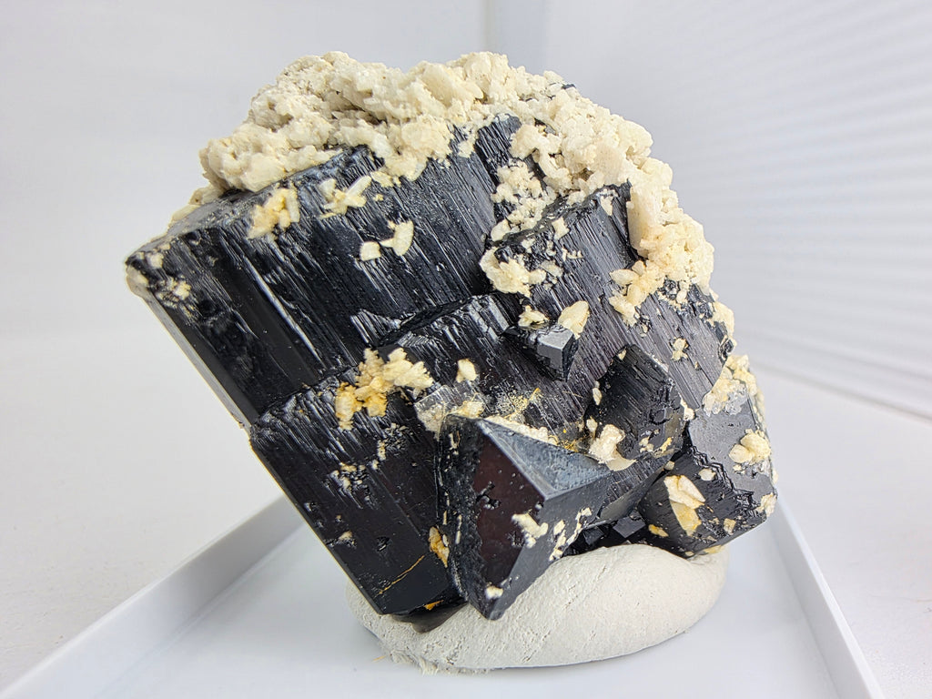 Hyalith auf Turmalin 0,07 kg +/- 4x4x4 cm