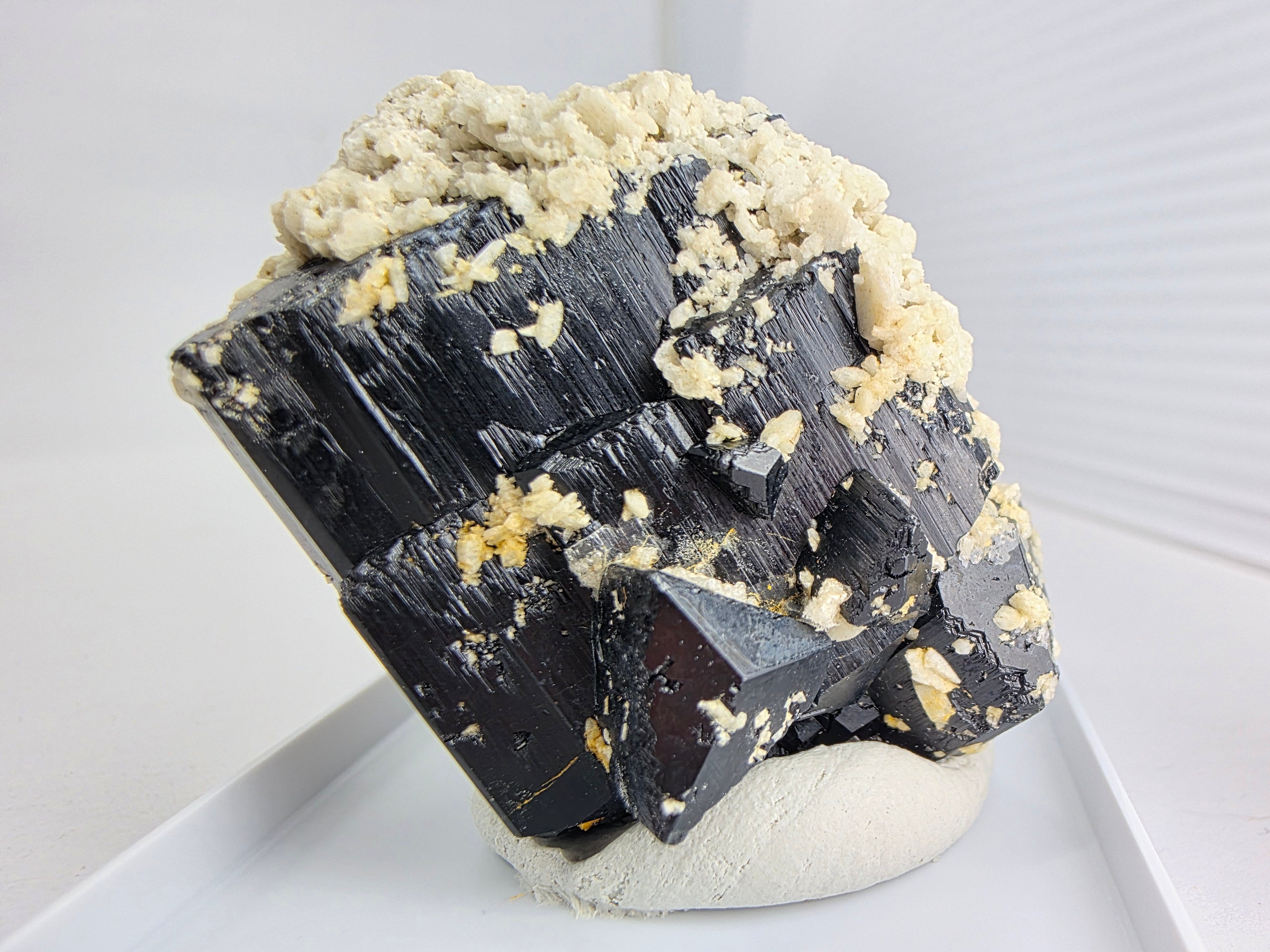 Hyalith auf Turmalin 0,07 kg +/- 4x4x4 cm