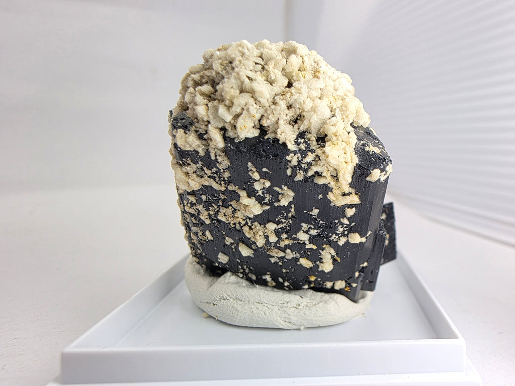 Hyalith auf Turmalin 0,07 kg +/- 4x4x4 cm