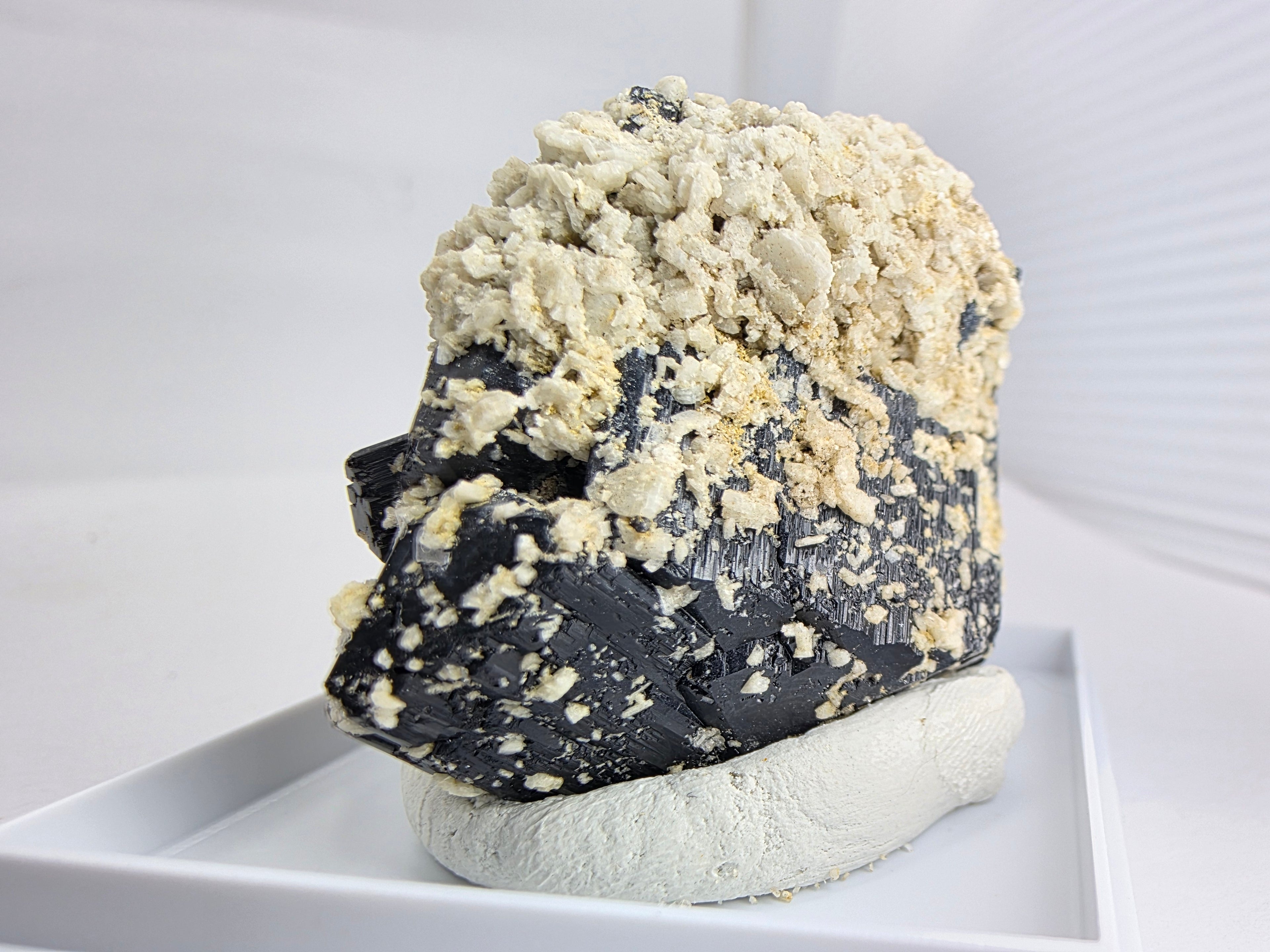 Hyalith auf Turmalin 0,07 kg +/- 4x4x4 cm