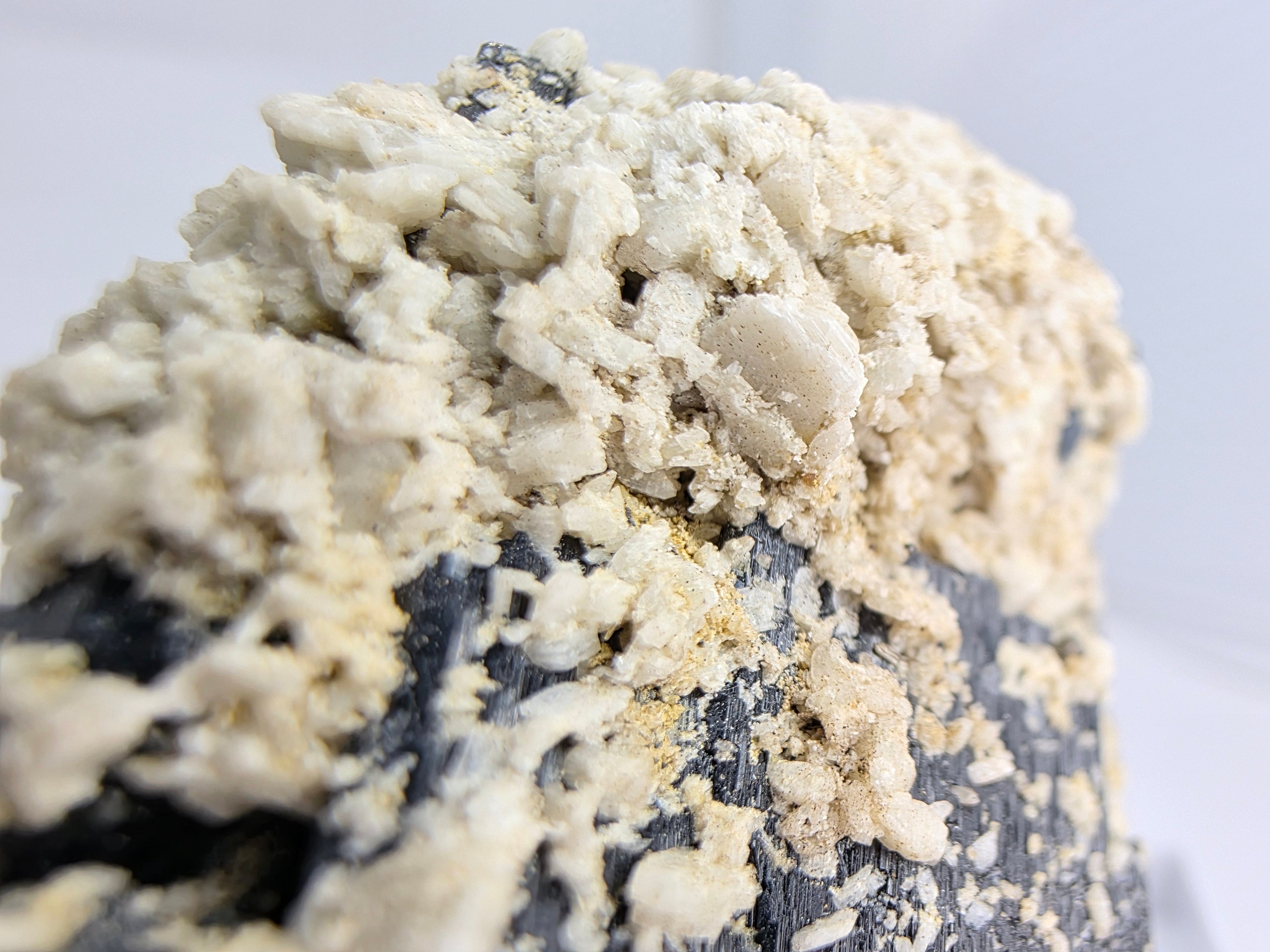Hyalith auf Turmalin 0,07 kg +/- 4x4x4 cm
