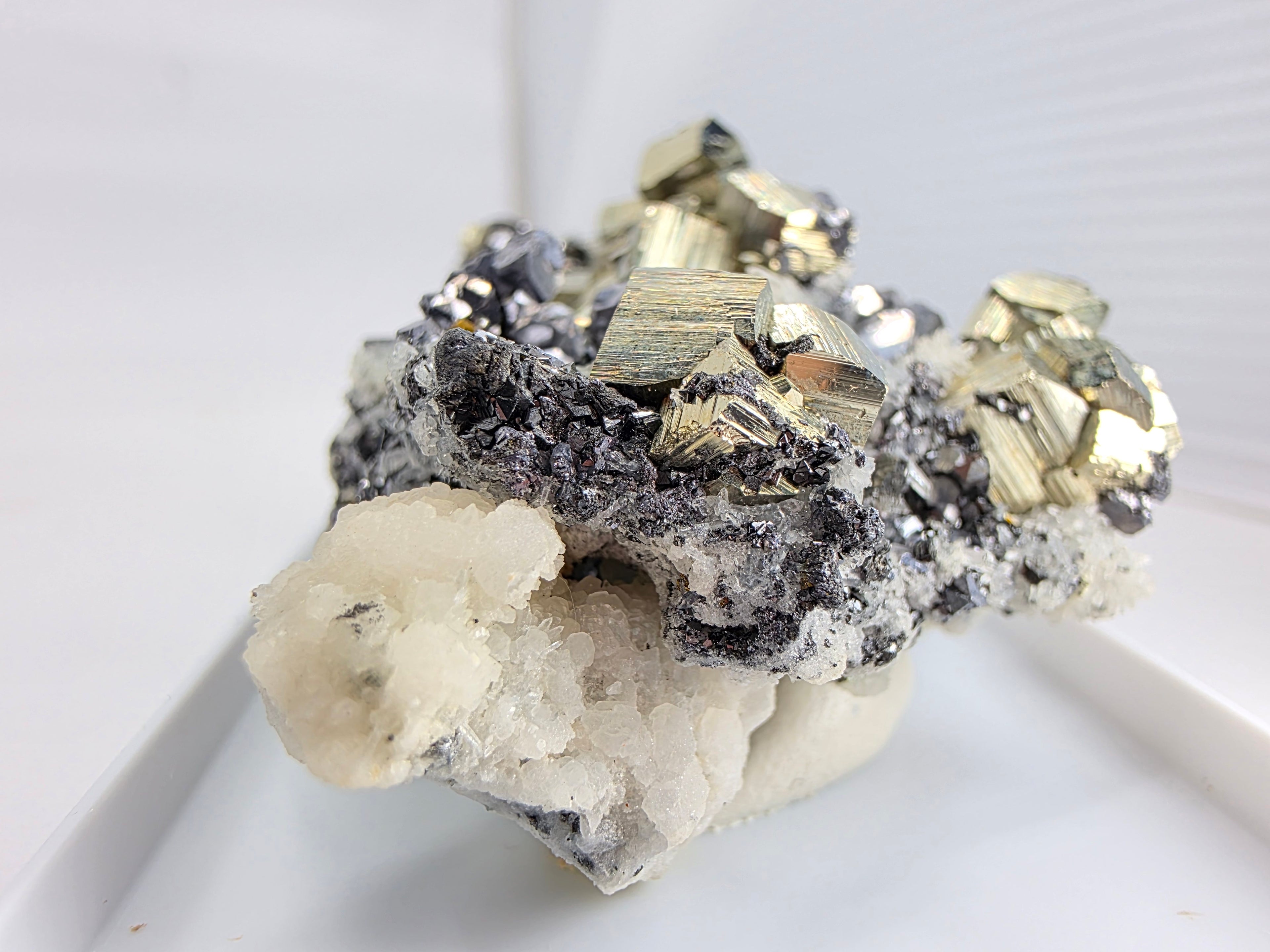Pyrit mit Sphalerit und Quarz 0,08 kg +/- 6x4x3 cm