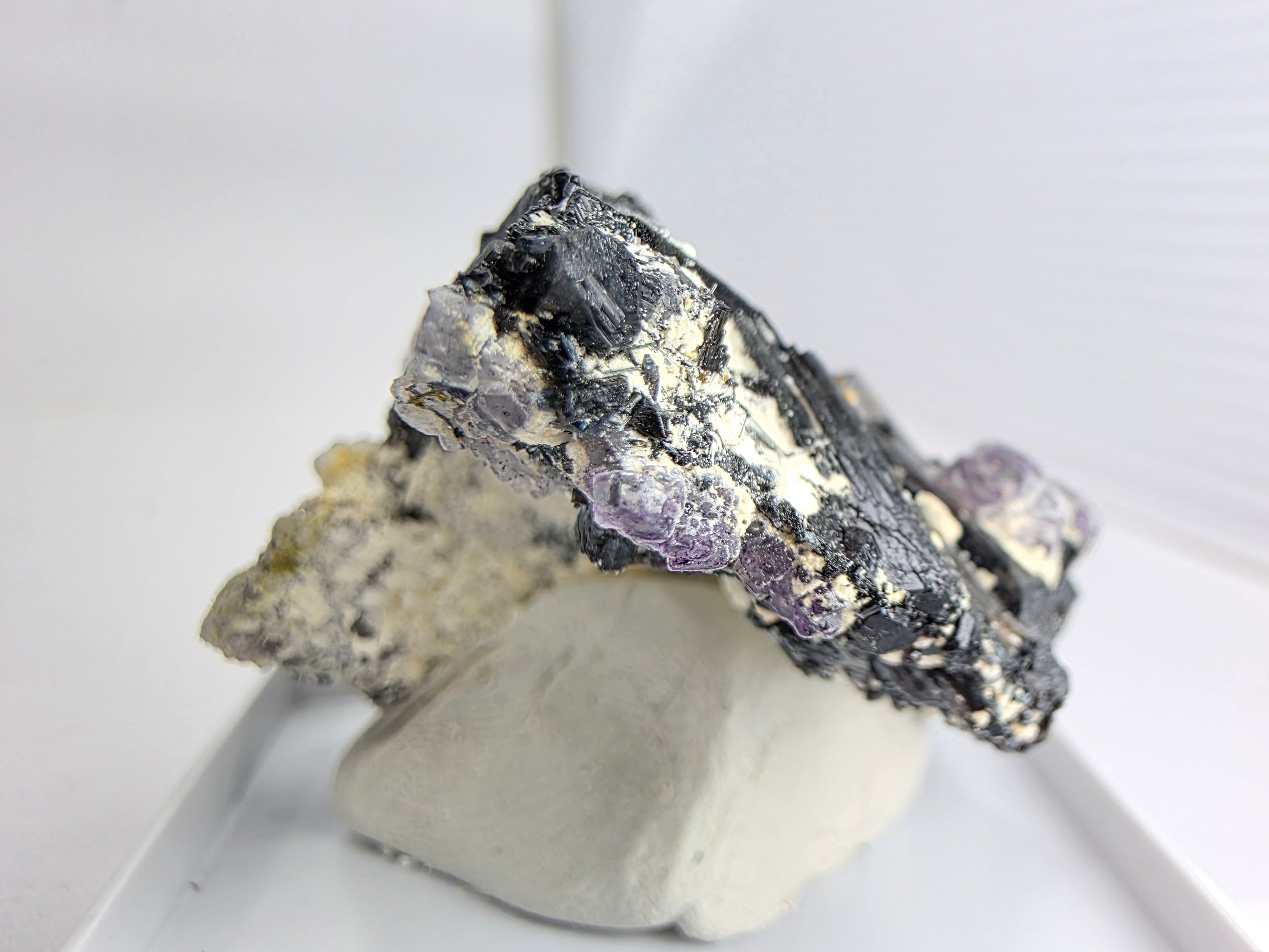 Turmalin mit Hyalith 0,03 kg +/- 4x3,5x4 cm