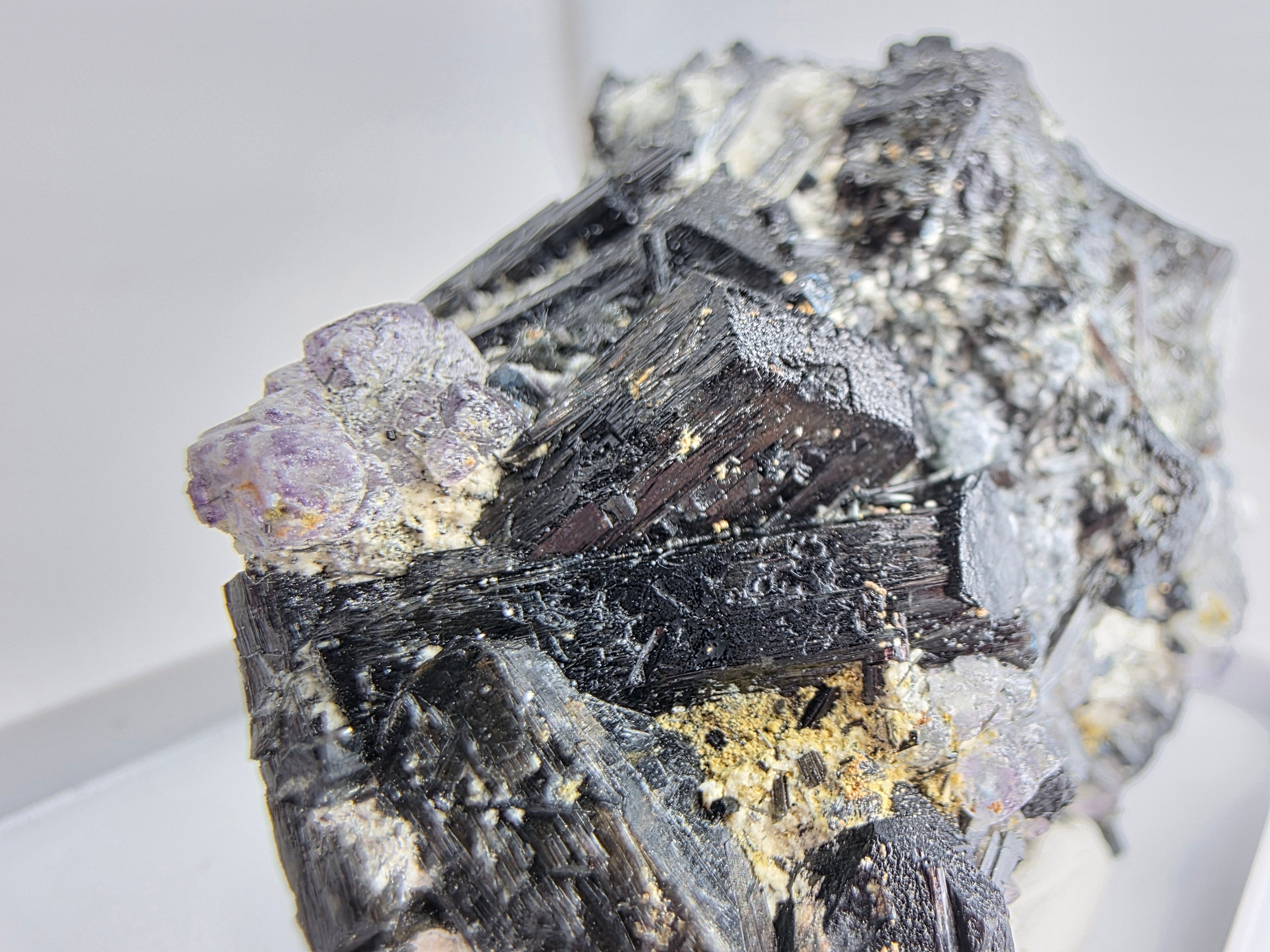 Turmalin mit Hyalith 0,03 kg +/- 4x3,5x4 cm
