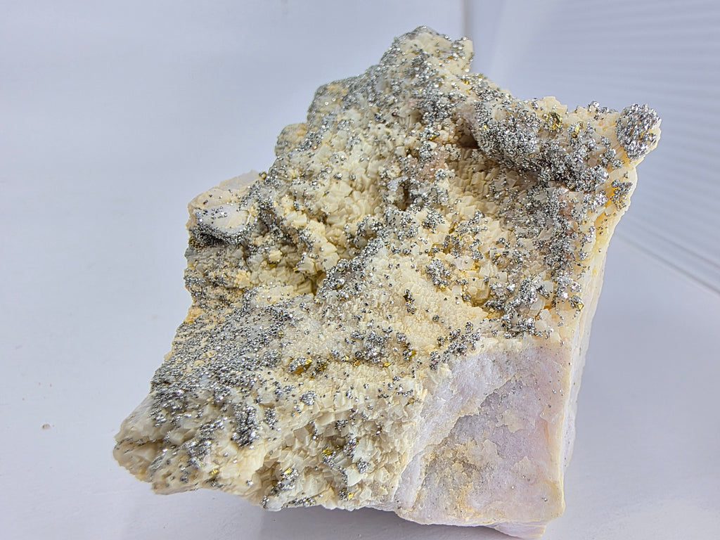 Pyrit, Ankerit auf Quarz 0,375 kg +/- 8x6x6 cm
