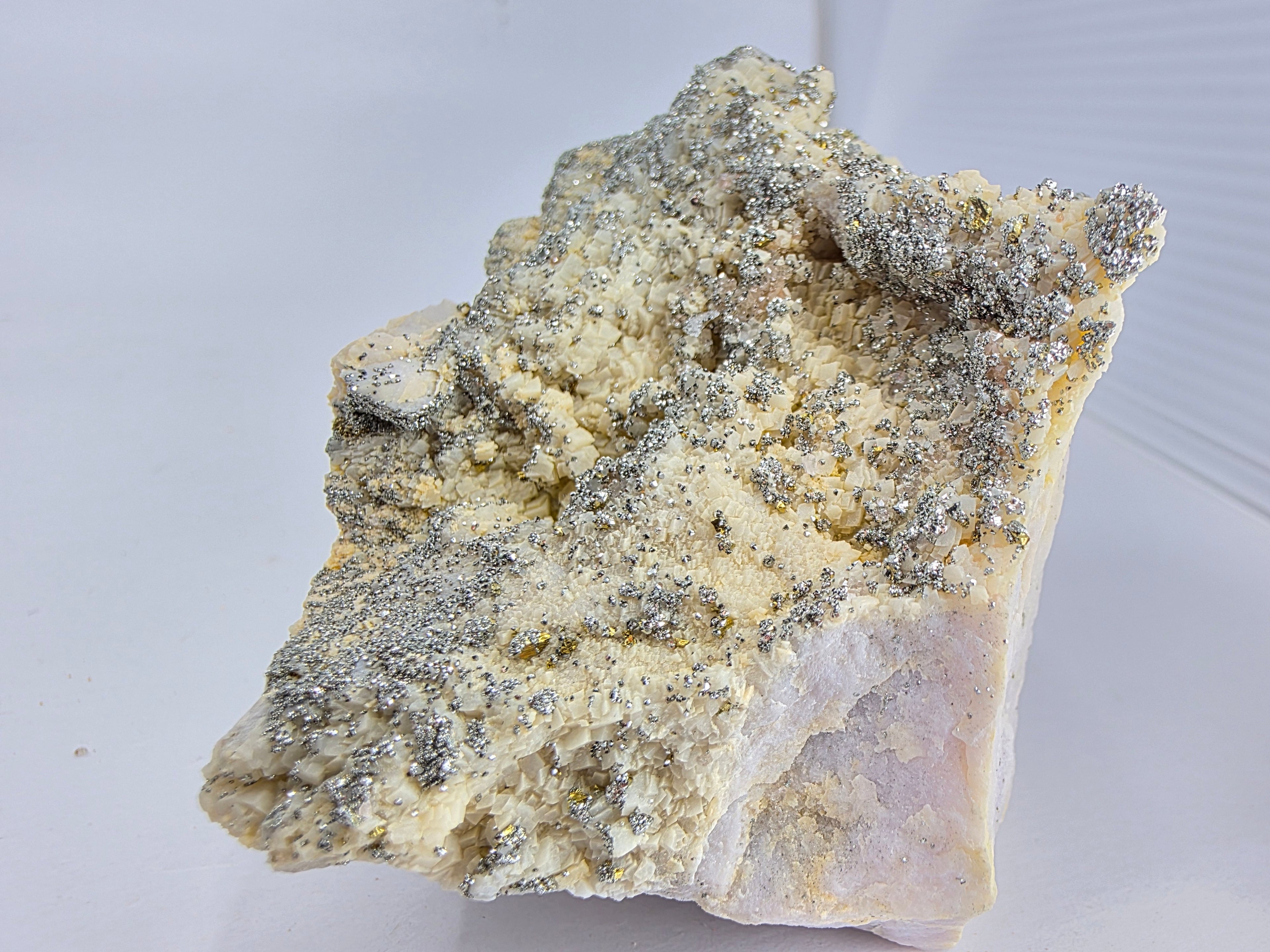 Pyrit, Ankerit auf Quarz 0,375 kg +/- 8x6x6 cm