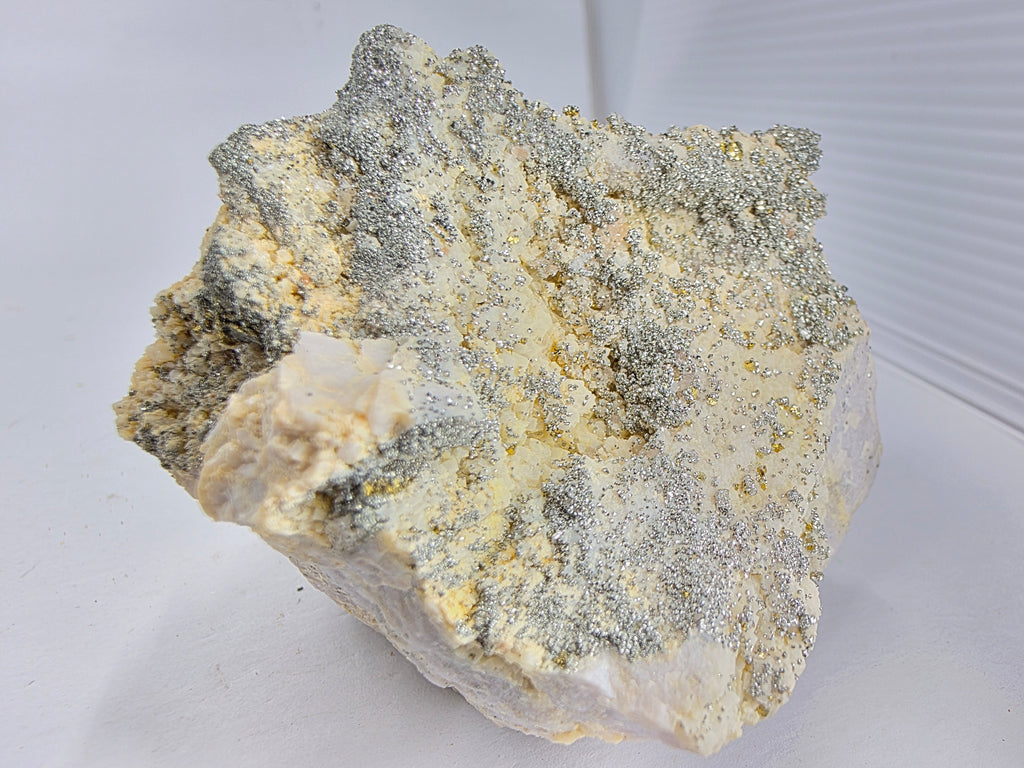 Pyrit, Ankerit auf Quarz 0,375 kg +/- 8x6x6 cm