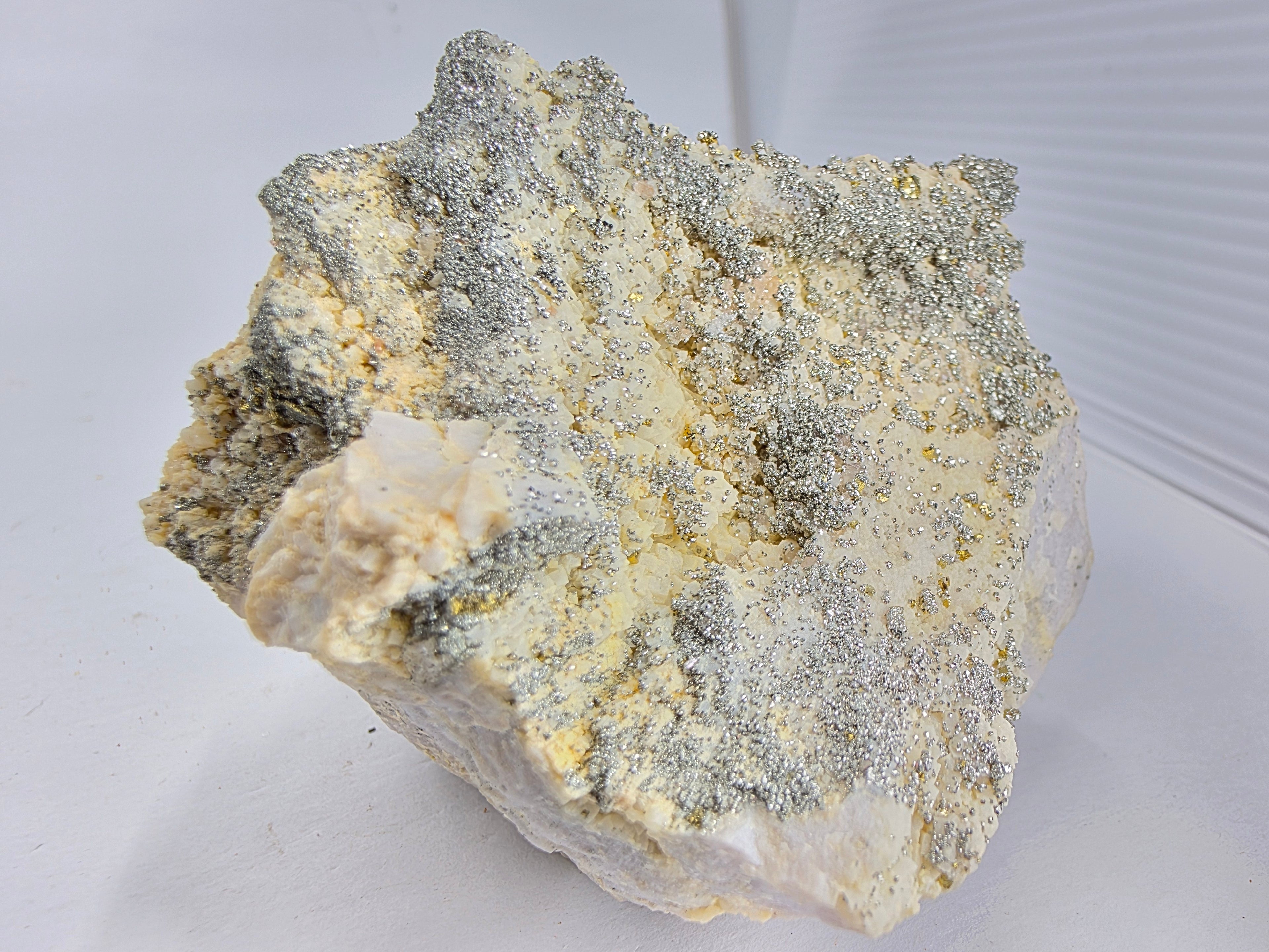Pyrit, Ankerit auf Quarz 0,375 kg +/- 8x6x6 cm