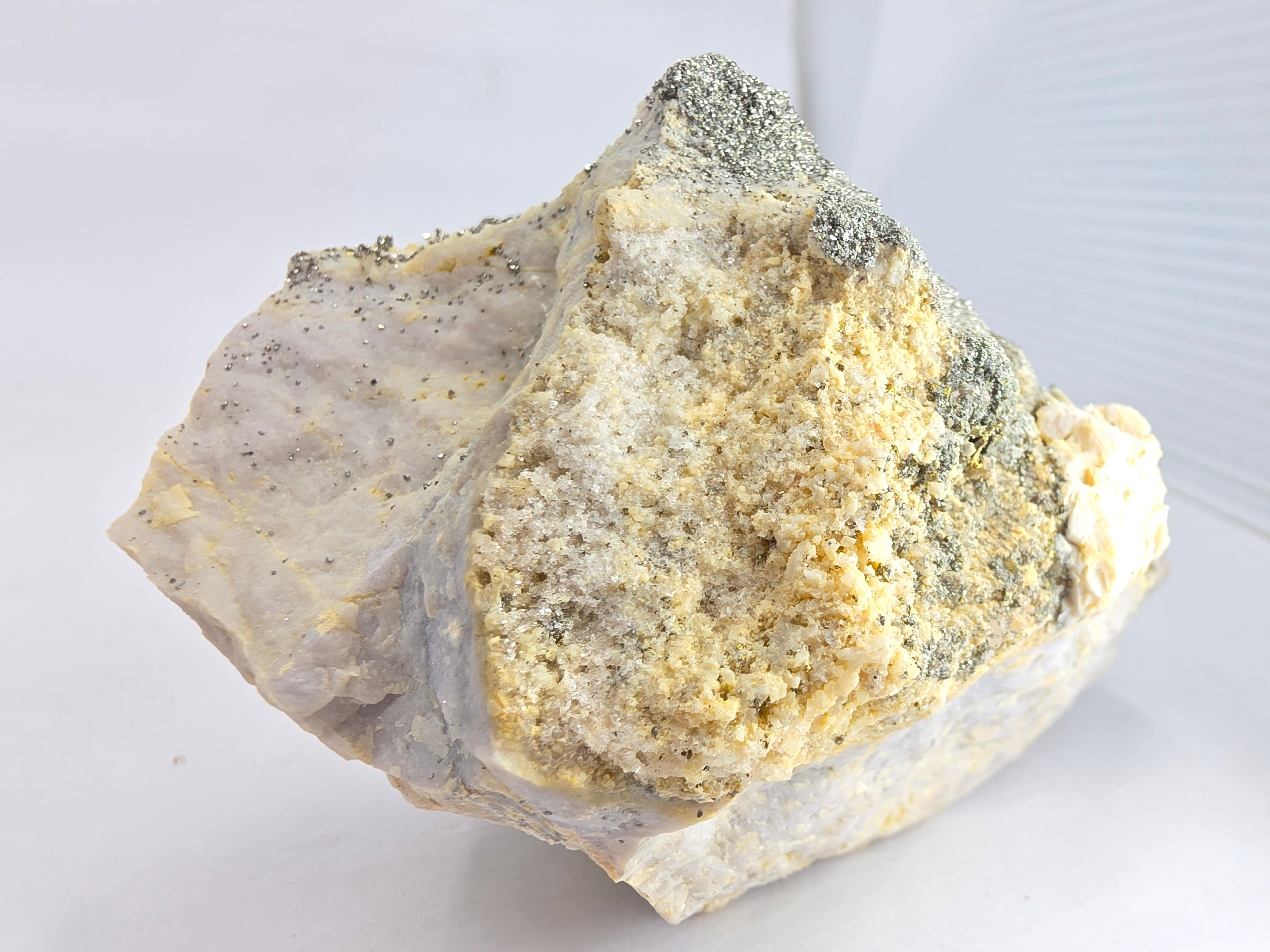 Pyrit, Ankerit auf Quarz 0,375 kg +/- 8x6x6 cm