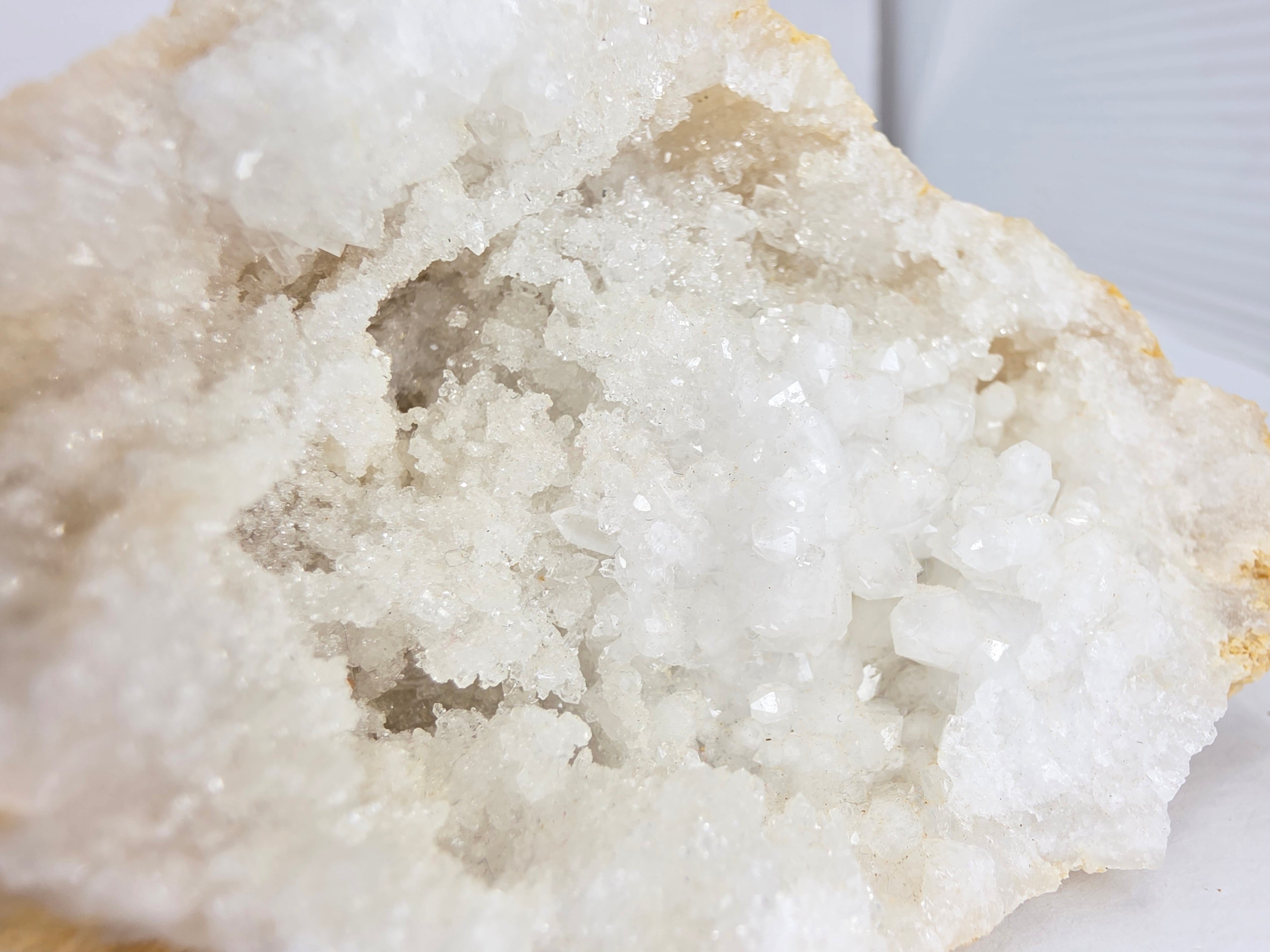 Quarzgeode 0,355 kg +/- geschlossen 10x8x6 cm