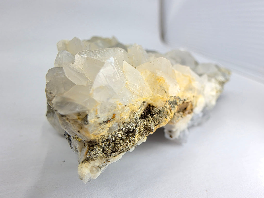 Calcit mit Pyrit 0,174 kg +/- 9x6x2 cm