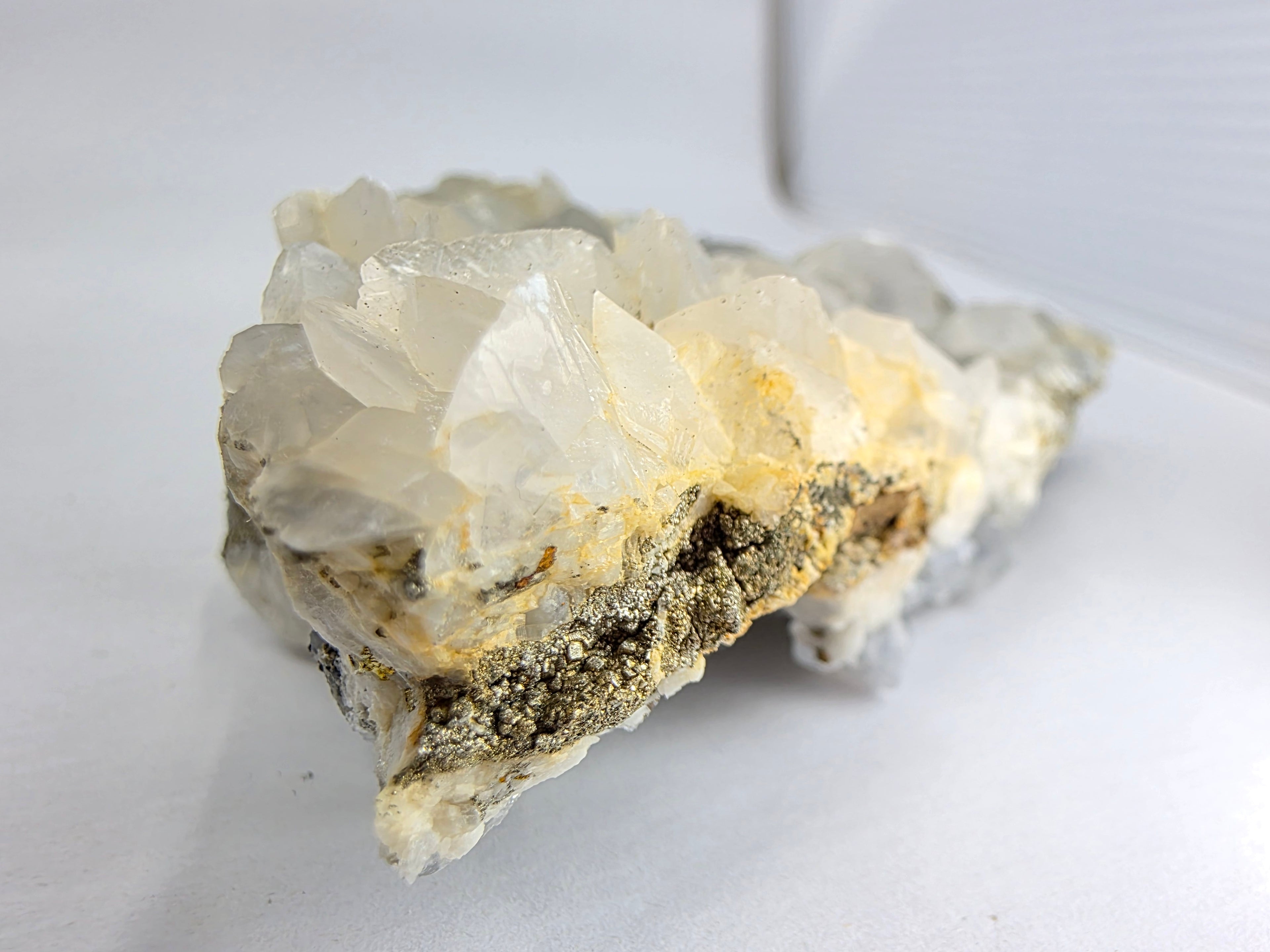 Calcit mit Pyrit 0,174 kg +/- 9x6x2 cm