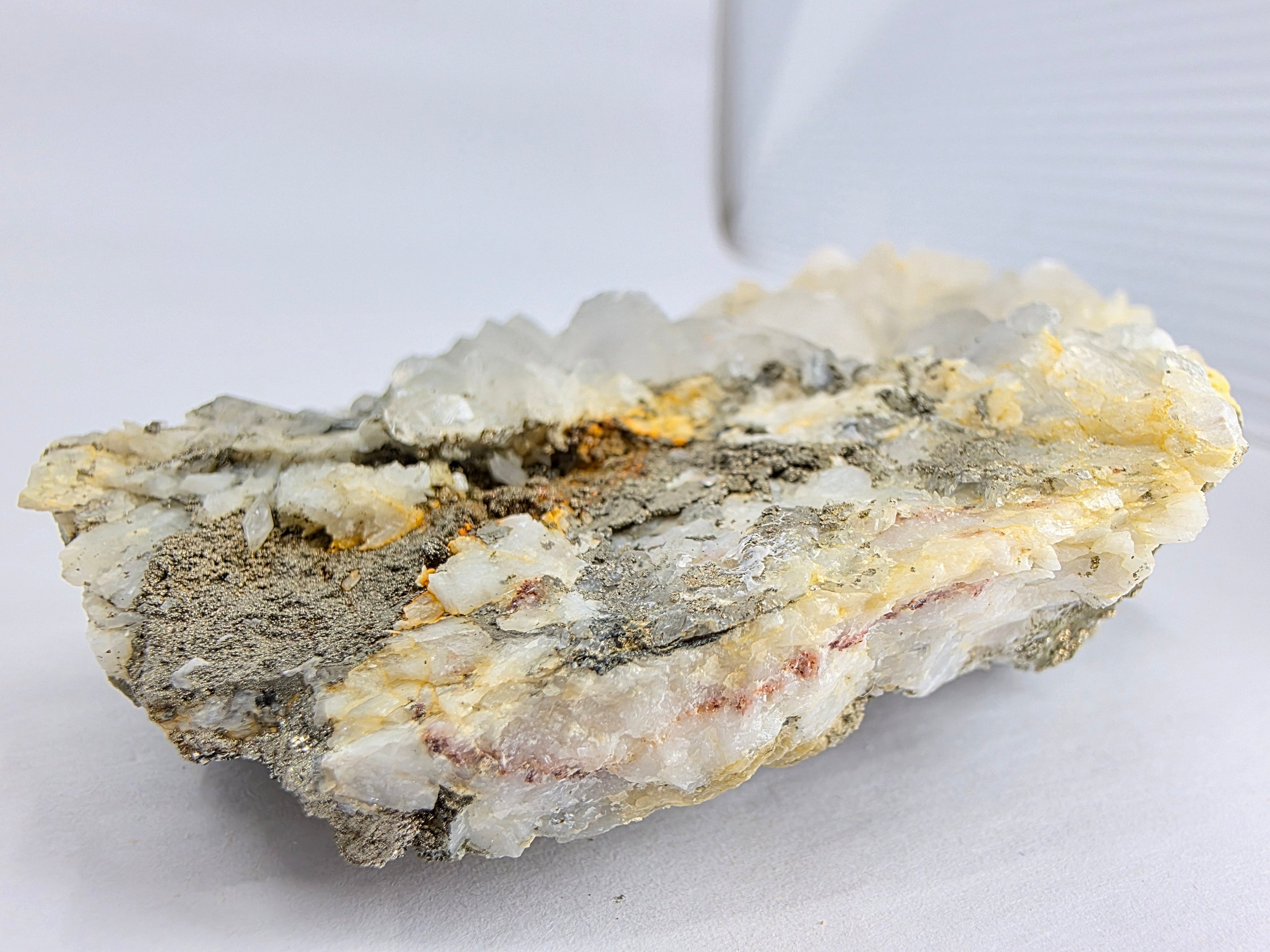 Calcit mit Pyrit 0,174 kg +/- 9x6x2 cm