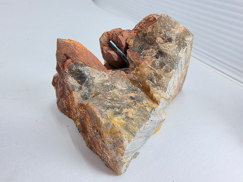 Rauchquarz mit eingeschlossenem Stift 0,119 kg +/- 7x4,5x4,5 cm