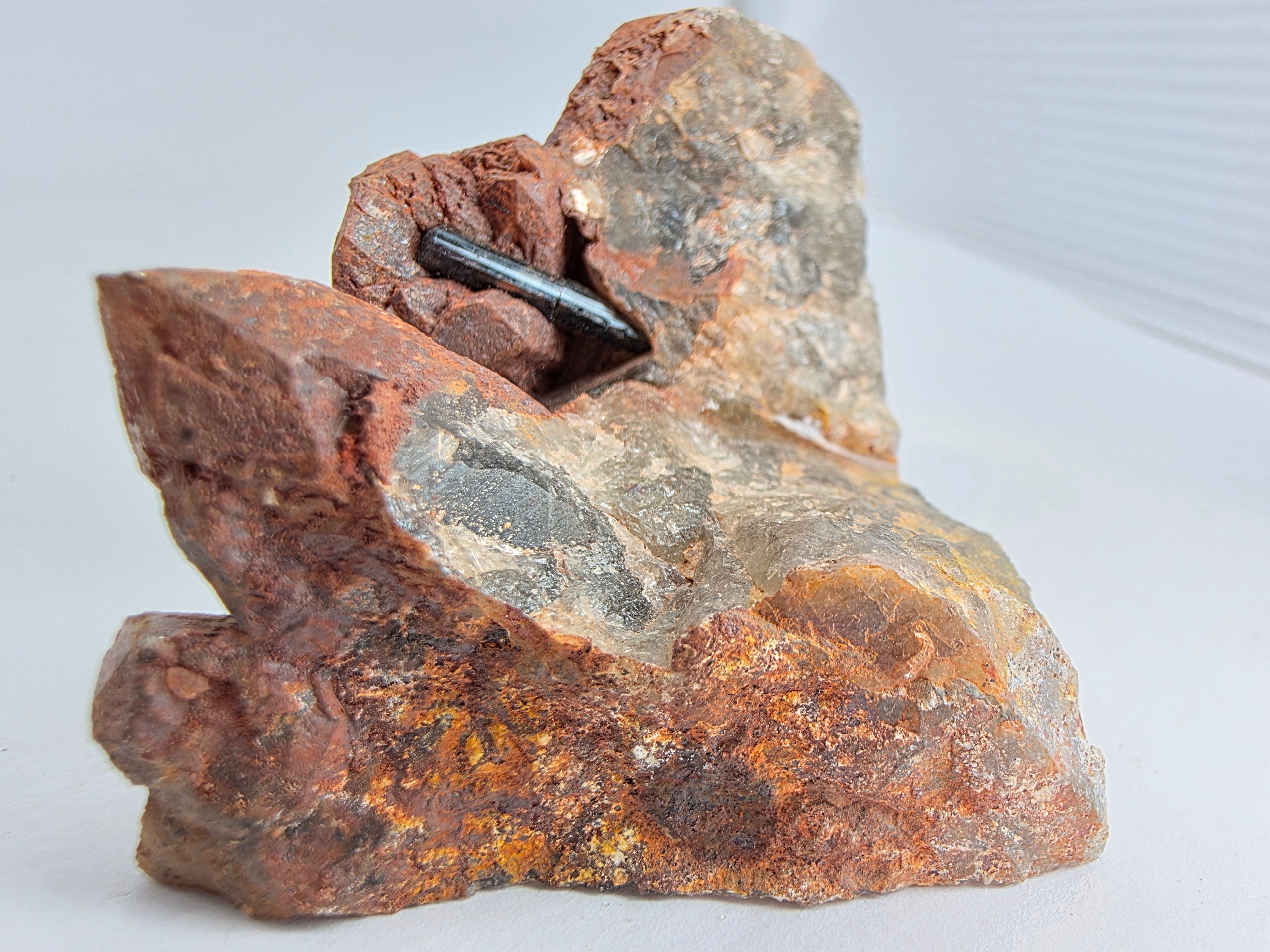 Rauchquarz mit eingeschlossenem Stift 0,119 kg +/- 7x4,5x4,5 cm