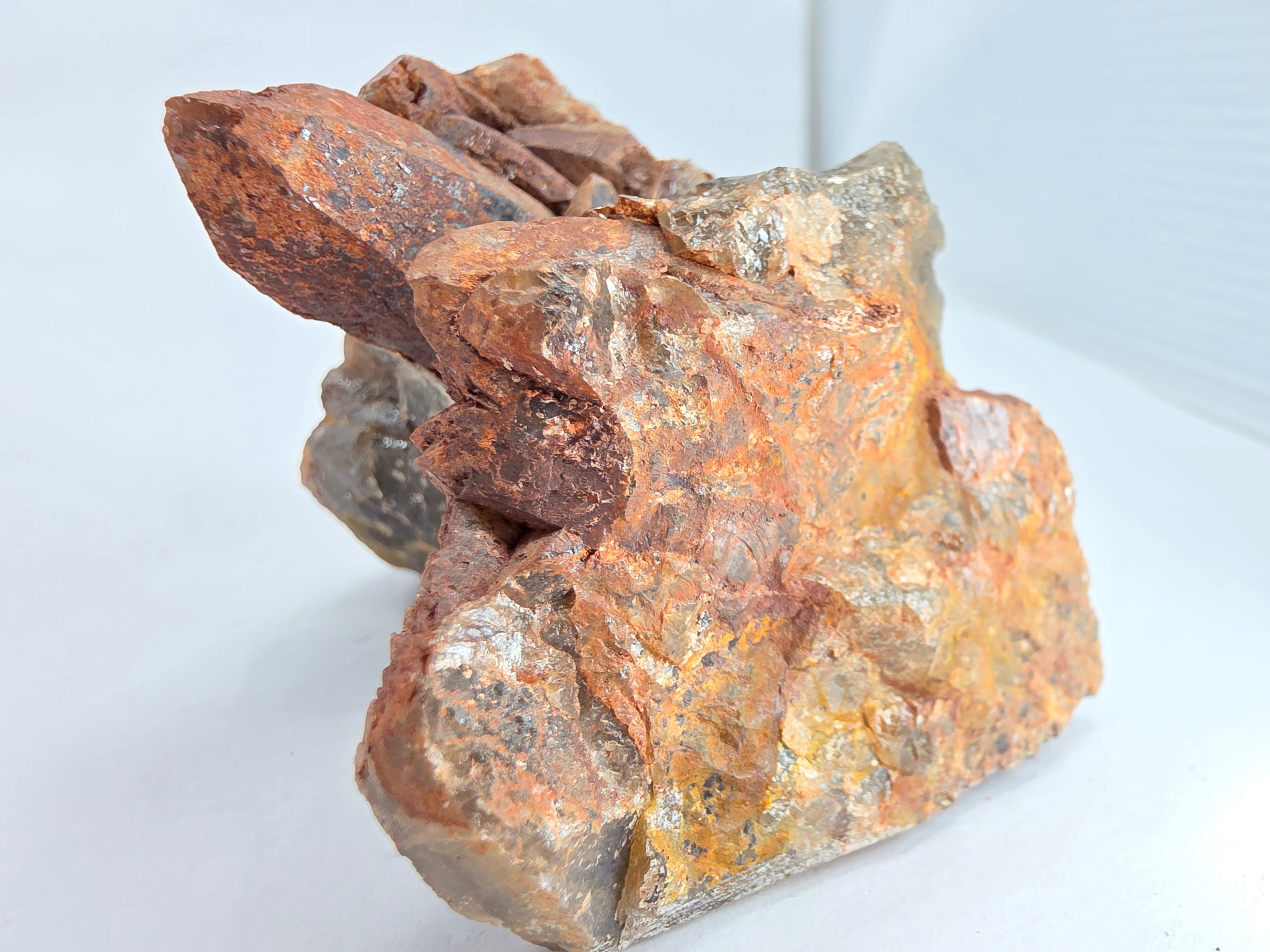 Rauchquarz mit eingeschlossenem Stift 0,119 kg +/- 7x4,5x4,5 cm