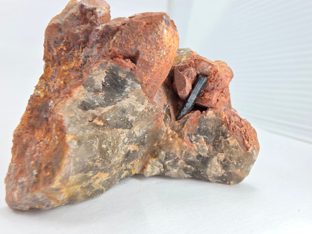 Rauchquarz mit eingeschlossenem Stift 0,119 kg +/- 7x4,5x4,5 cm