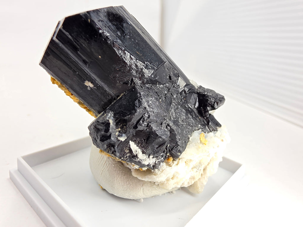 Hyalith auf Turmalin 0,07 kg +/- 3x5x4 cm