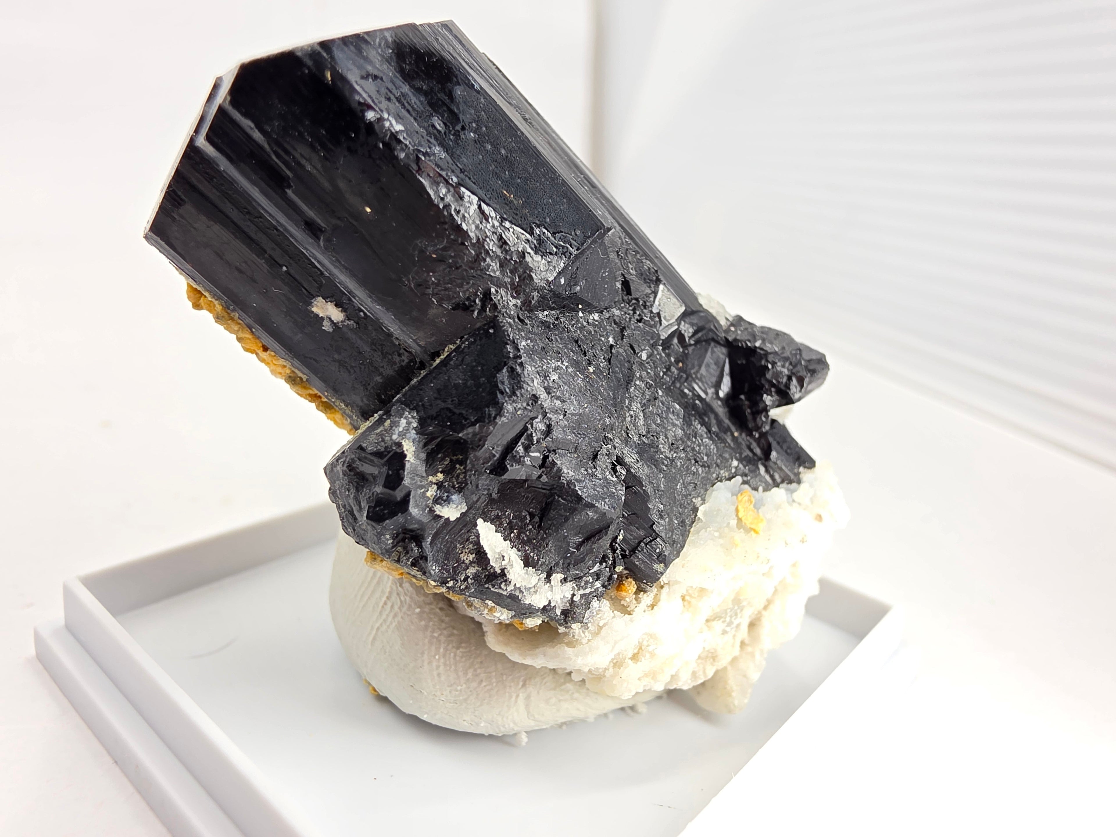 Hyalith auf Turmalin 0,07 kg +/- 3x5x4 cm