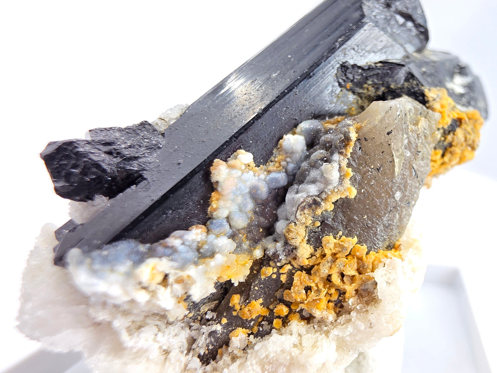Hyalith auf Turmalin 0,07 kg +/- 3x5x4 cm