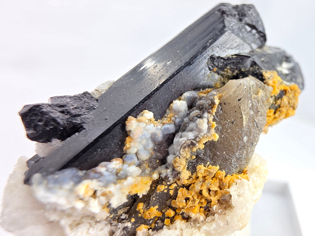 Hyalith auf Turmalin 0,07 kg +/- 3x5x4 cm