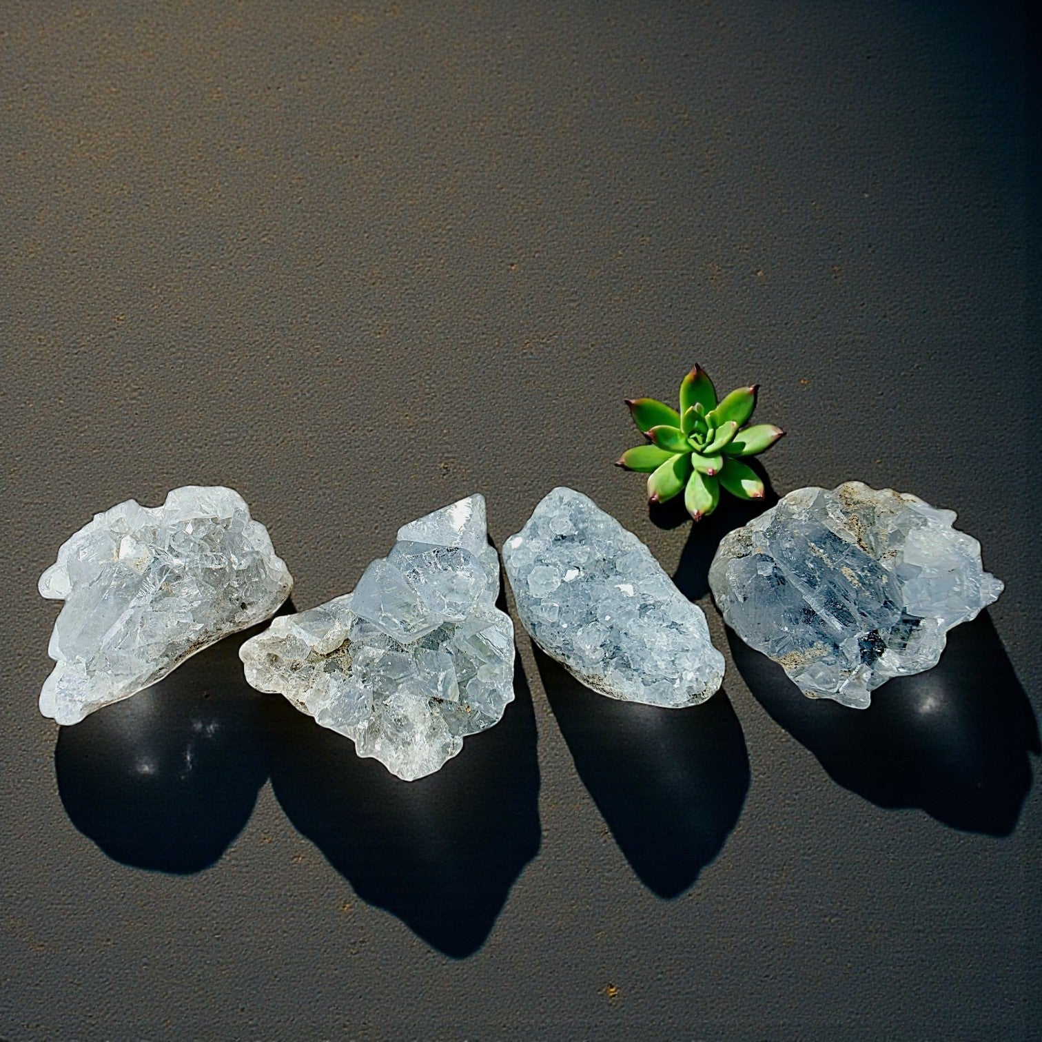 Coelestin Cluster aus Madagaskar 0,045 kg +/- 1–1,5 x 2–2,5 cm