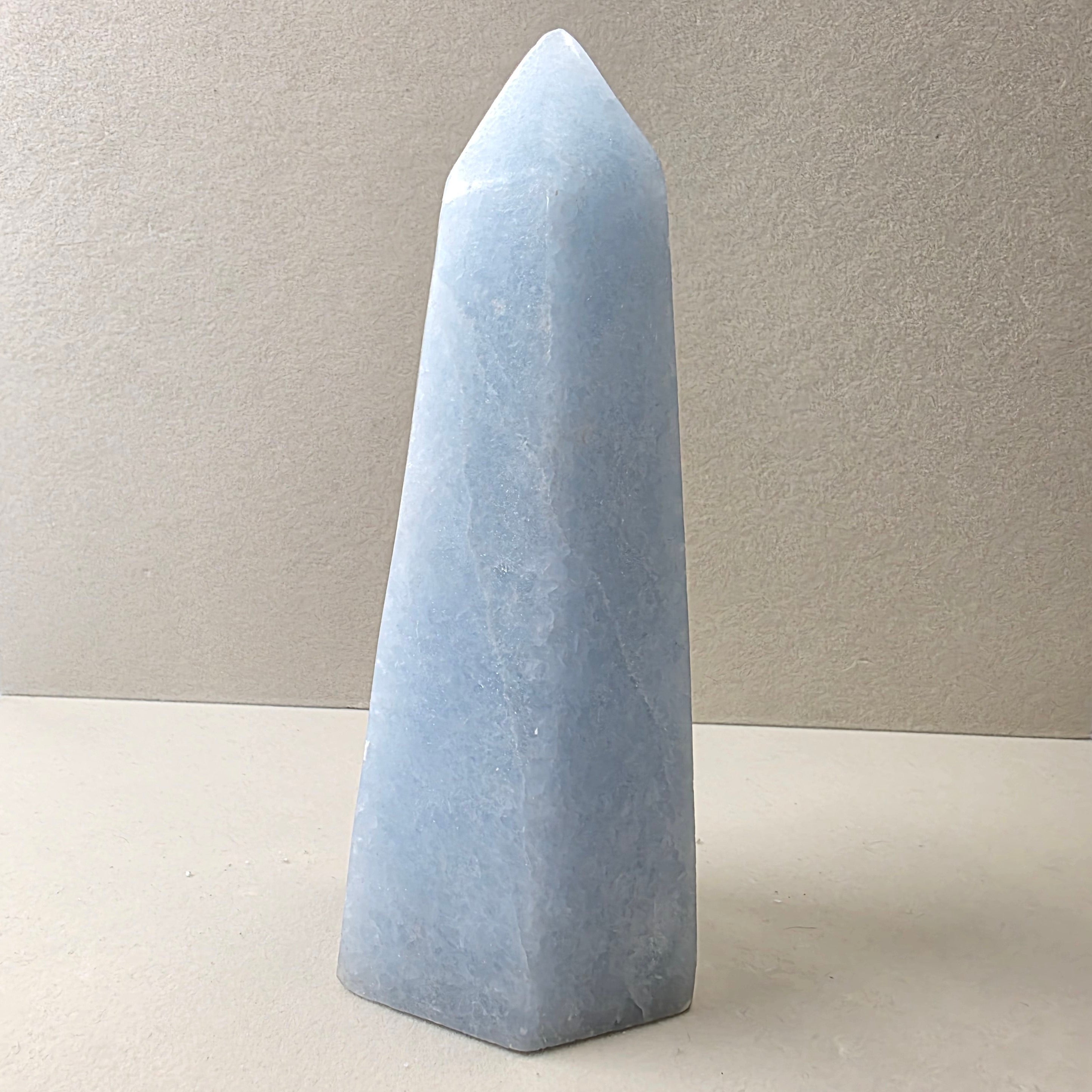 Calcit blau Obelisk 0,95 kg +/- 18x7x7 cm