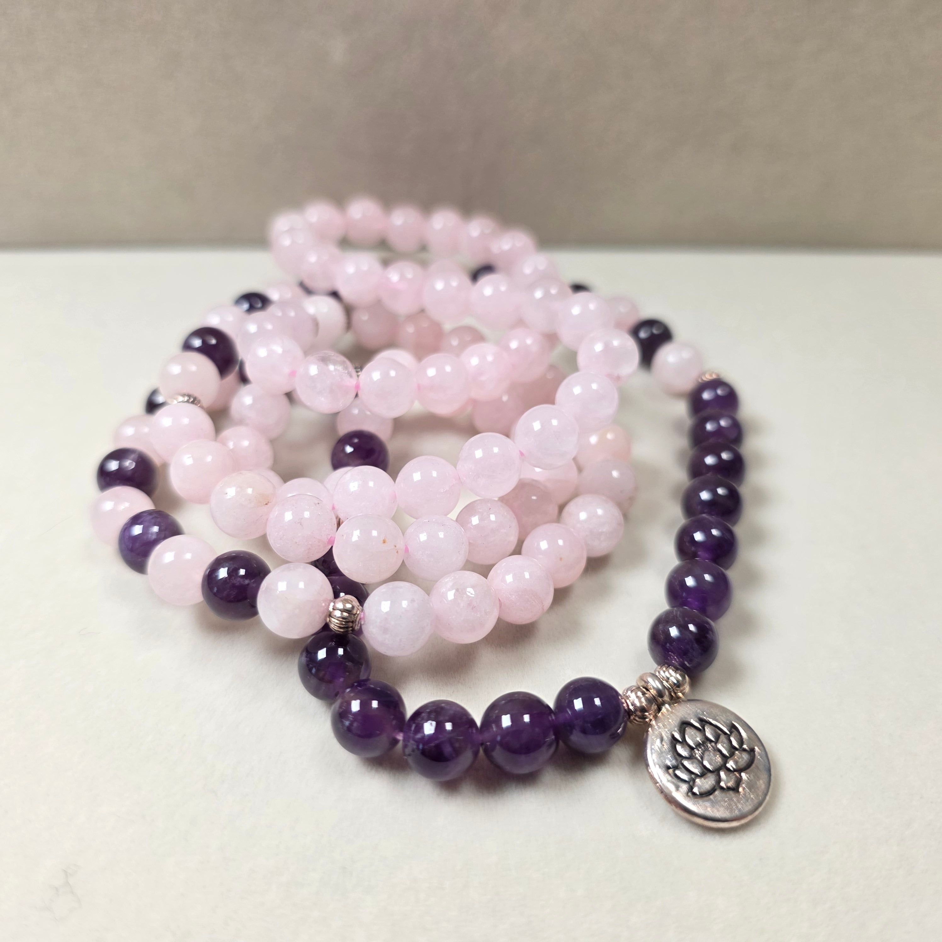 Rosenquarz und Amethyst Mala mit Lotus 8 mm