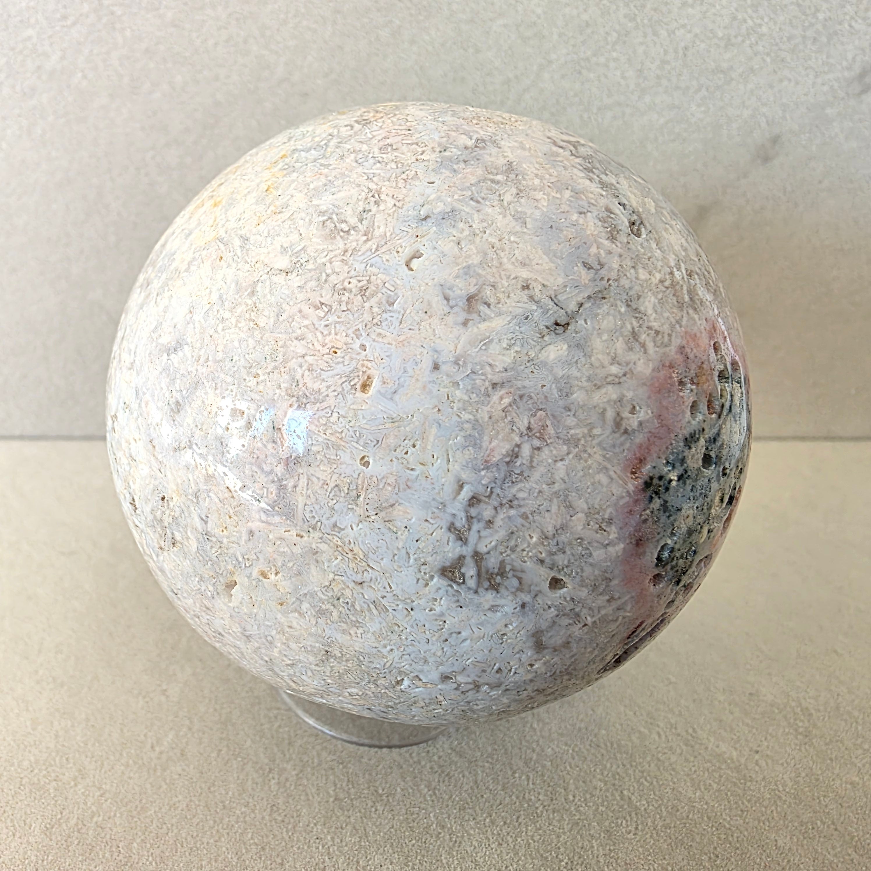 Amethyst Kugel – handgeschliffen +/- 0,52 kg Ø 7,4 cm