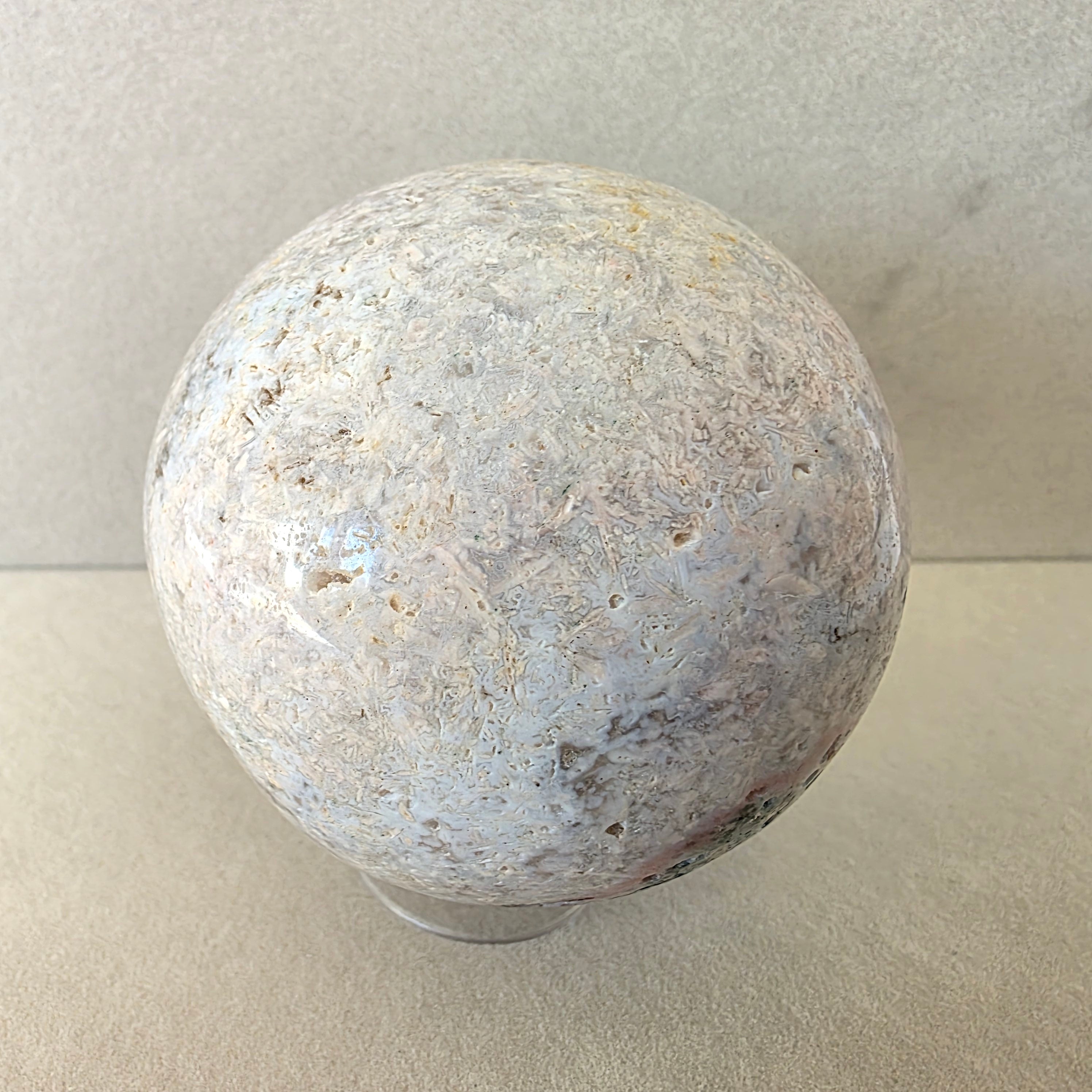Amethyst Kugel – handgeschliffen +/- 0,52 kg Ø 7,4 cm