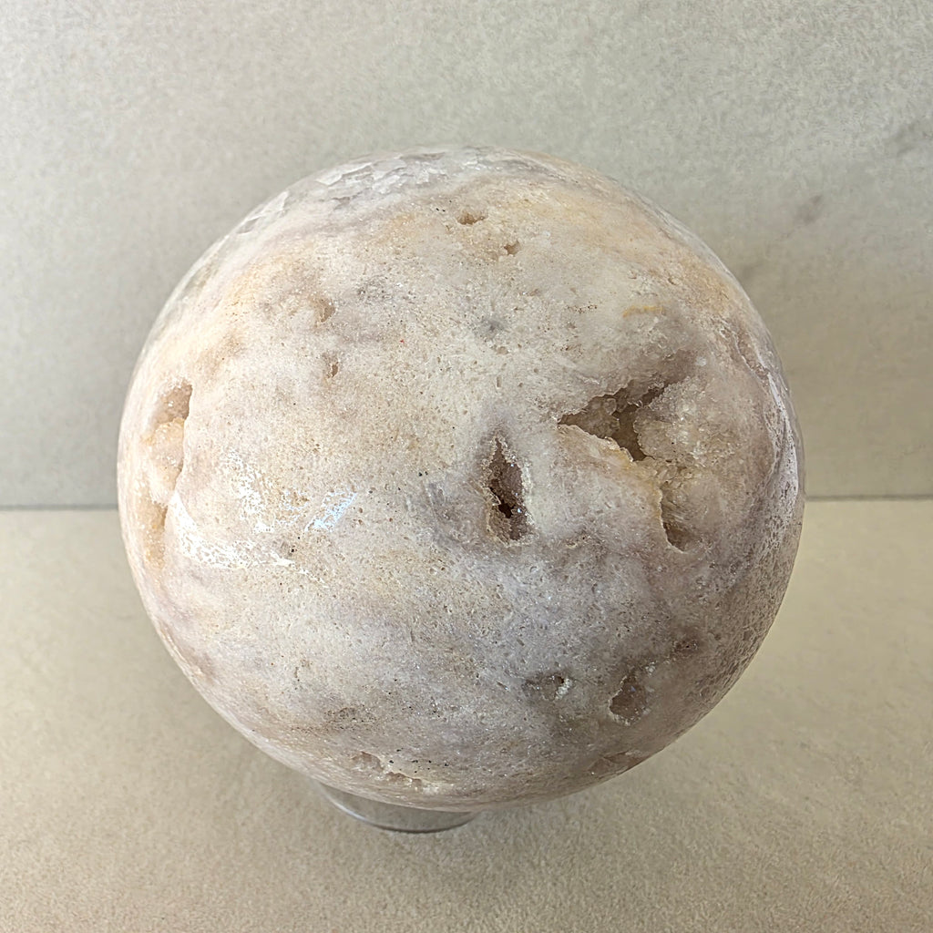 Amethyst Kugel – handgeschliffen +/- 0,63 kg Ø 7,9 cm