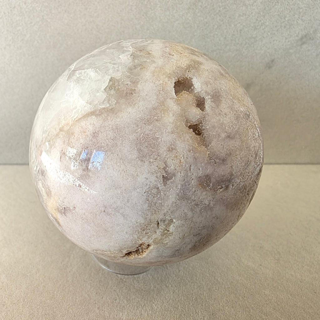 Amethyst Kugel – handgeschliffen +/- 0,63 kg Ø 7,9 cm