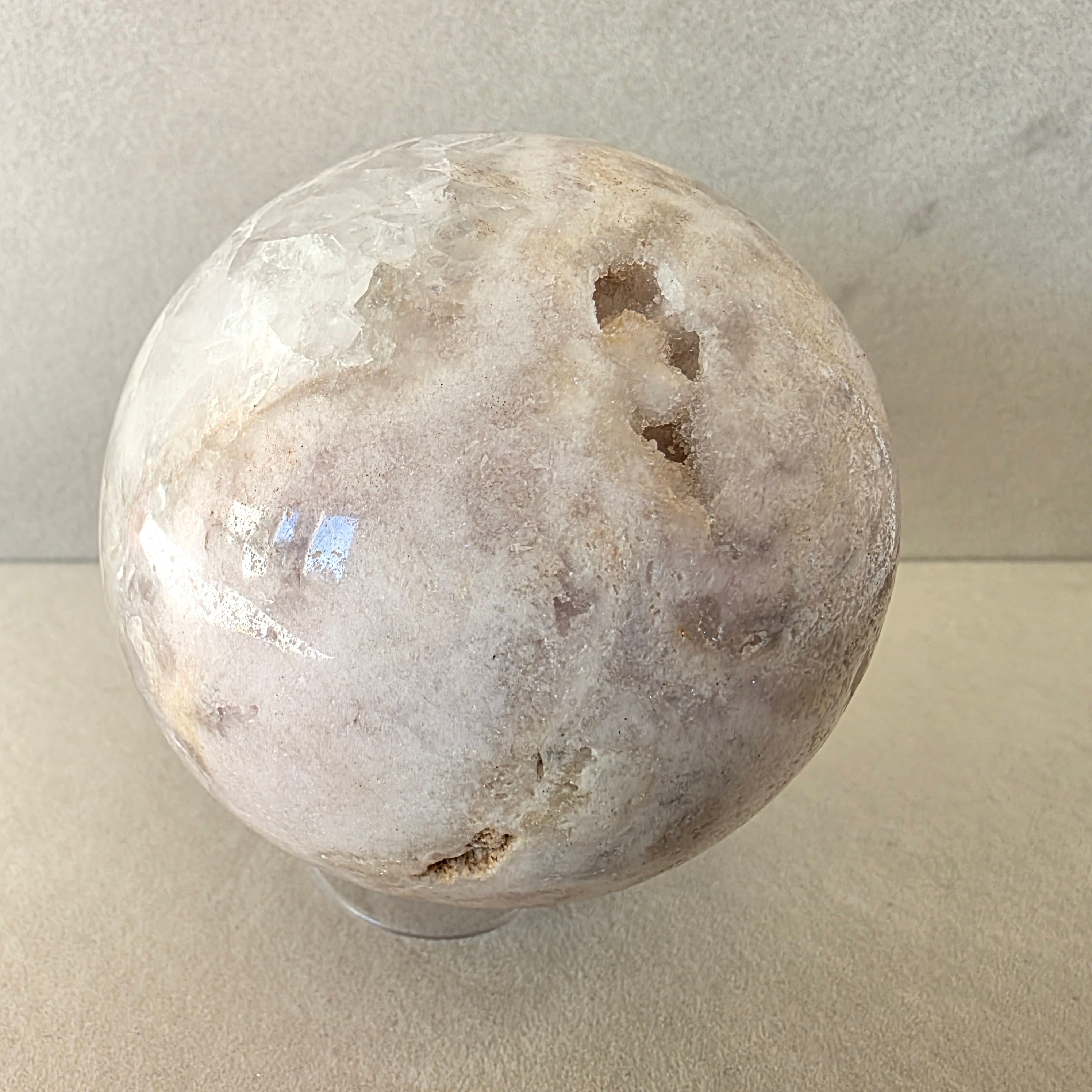Amethyst Kugel – handgeschliffen +/- 0,63 kg Ø 7,9 cm