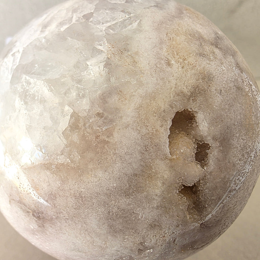 Amethyst Kugel – handgeschliffen +/- 0,63 kg Ø 7,9 cm