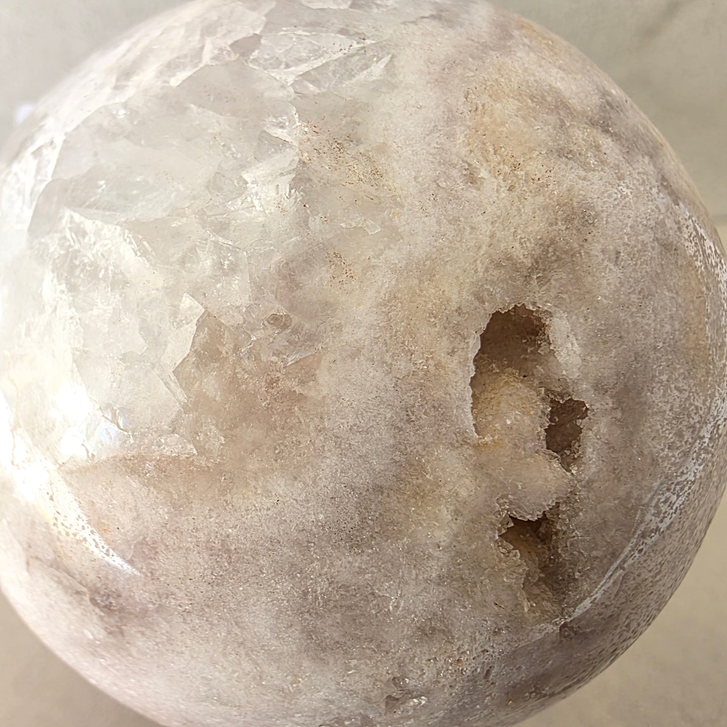Amethyst Kugel – handgeschliffen +/- 0,63 kg Ø 7,9 cm