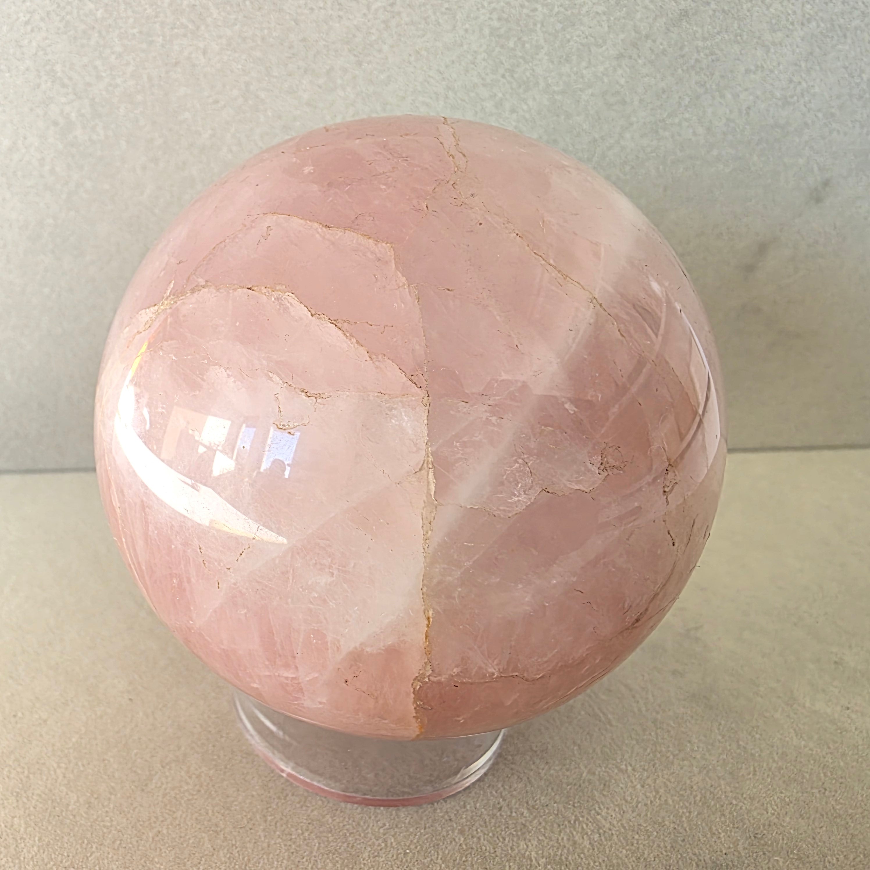 Rosenquarz Kugel – handgeschliffen +/- 0,76 kg Ø 8,1 cm