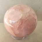 Rosenquarz Kugel – handgeschliffen +/- 0,76 kg Ø 8,1 cm