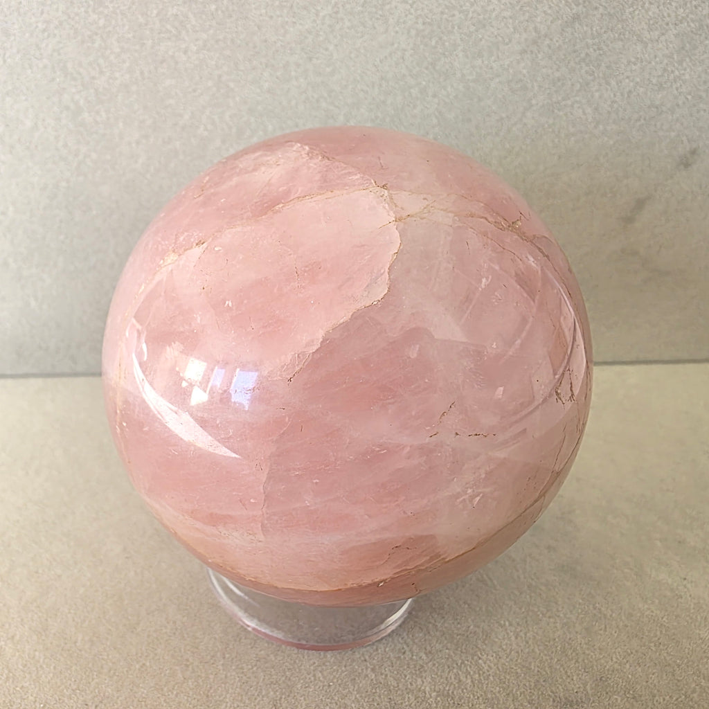 Rosenquarz Kugel – handgeschliffen +/- 0,76 kg Ø 8,1 cm