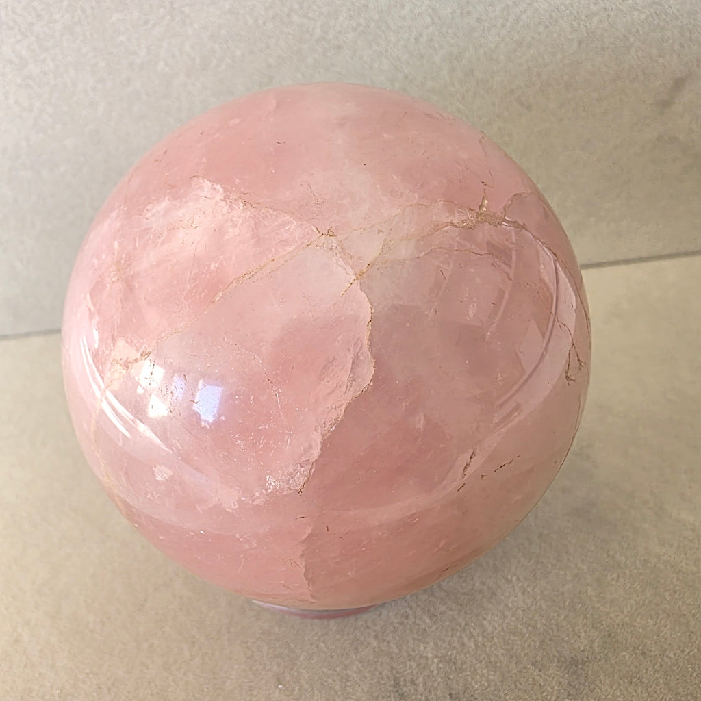 Rosenquarz Kugel – handgeschliffen +/- 0,76 kg Ø 8,1 cm